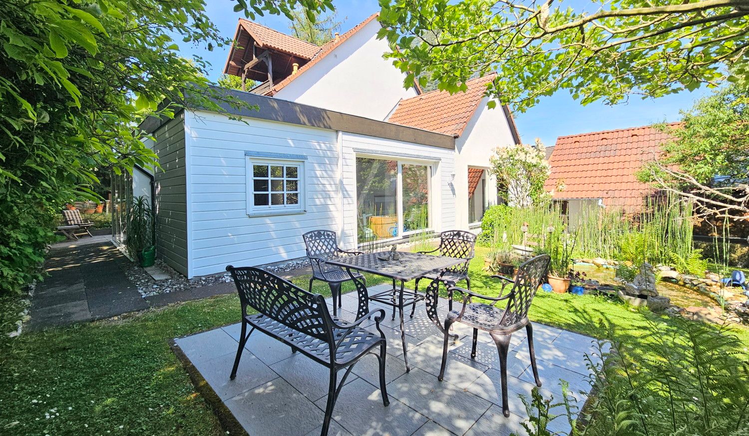 Idyllischer Rückzugsort im Garten