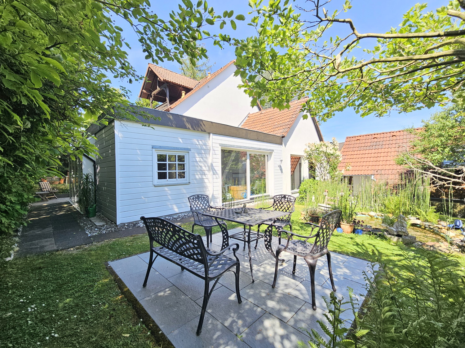Idyllischer Rückzugsort im Garten