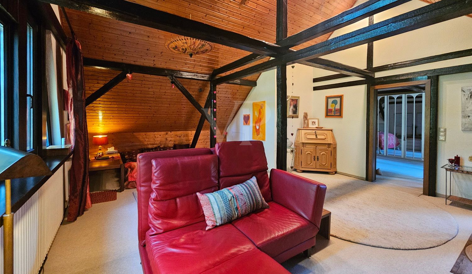 Wohnjuwel mit besonderer Ausstattung, viel Charme, idyllischem Garten, Indoor-Pool und Garage