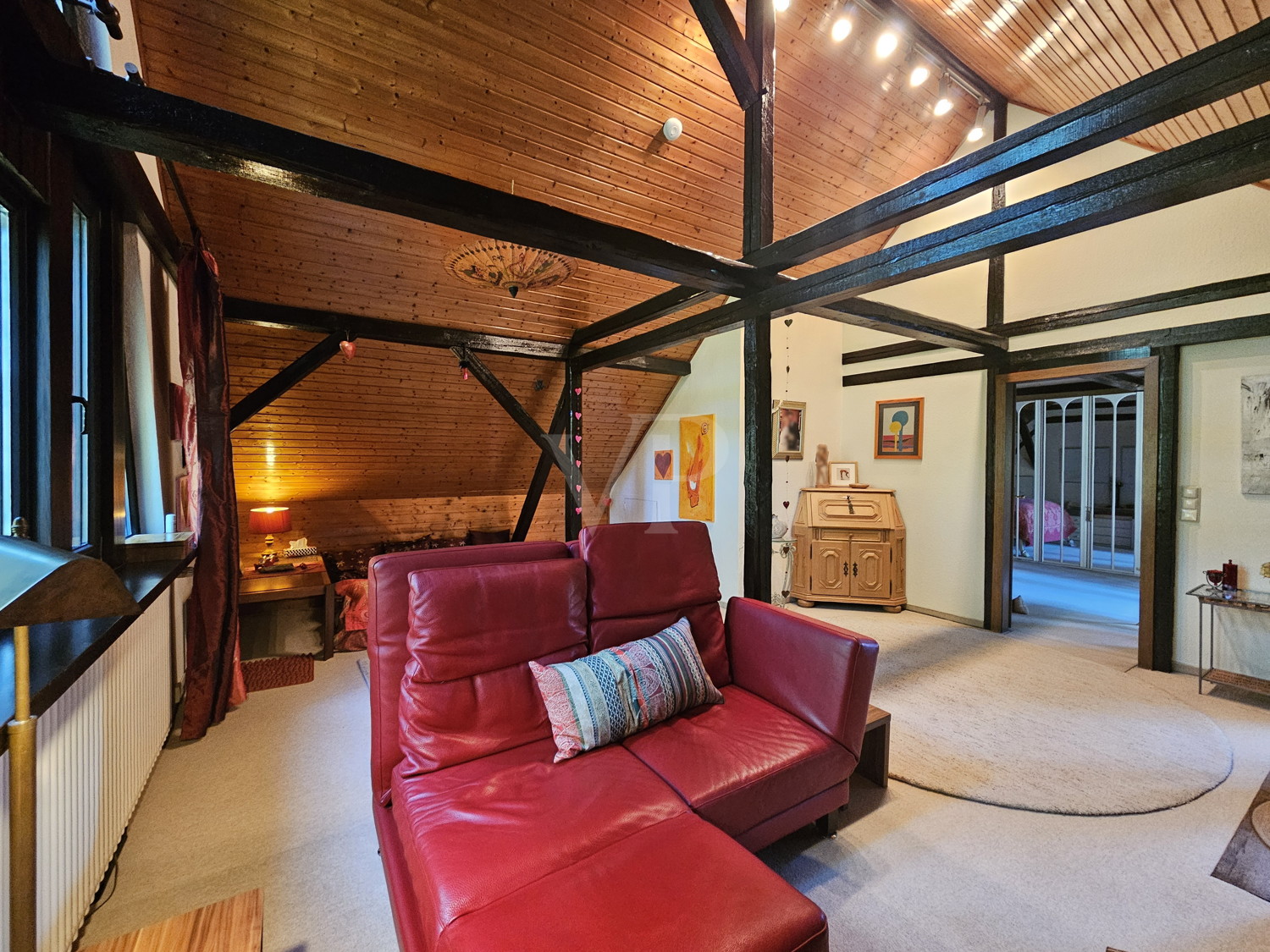 Wohnjuwel mit besonderer Ausstattung, viel Charme, idyllischem Garten, Indoor-Pool und Garage