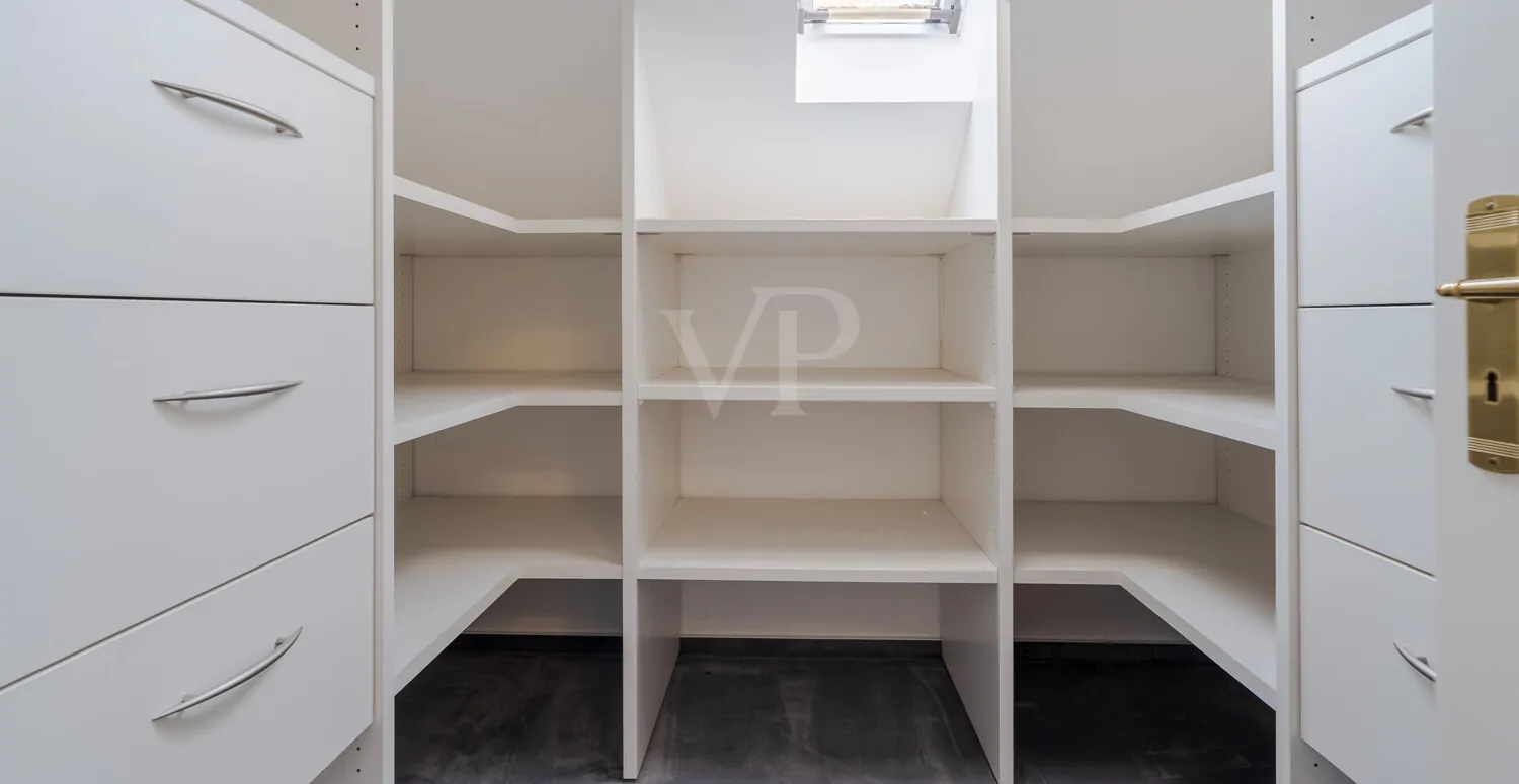 An das Schlafzimmer angrenzende Ankleide