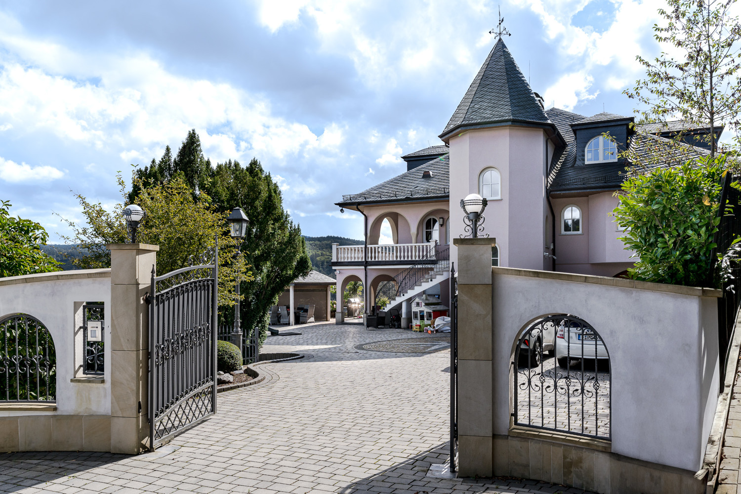 Privates Einfahrtstor hinter der Schranke – Sicherer Zugang garantiert