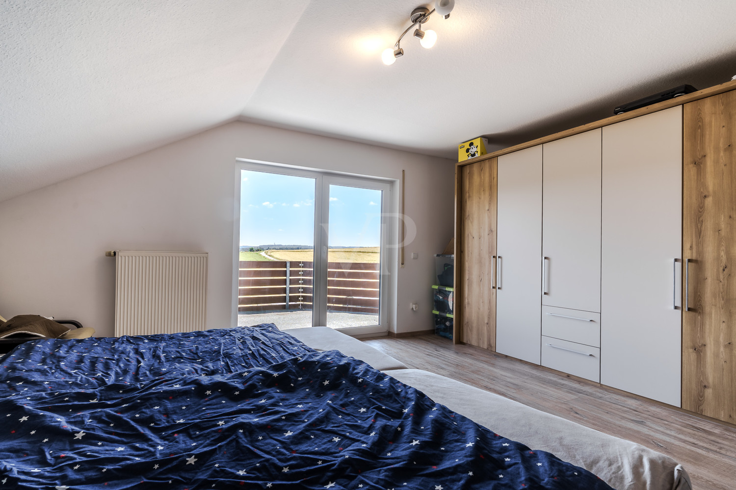 Schlafzimmer mit Balkon und Fernblick