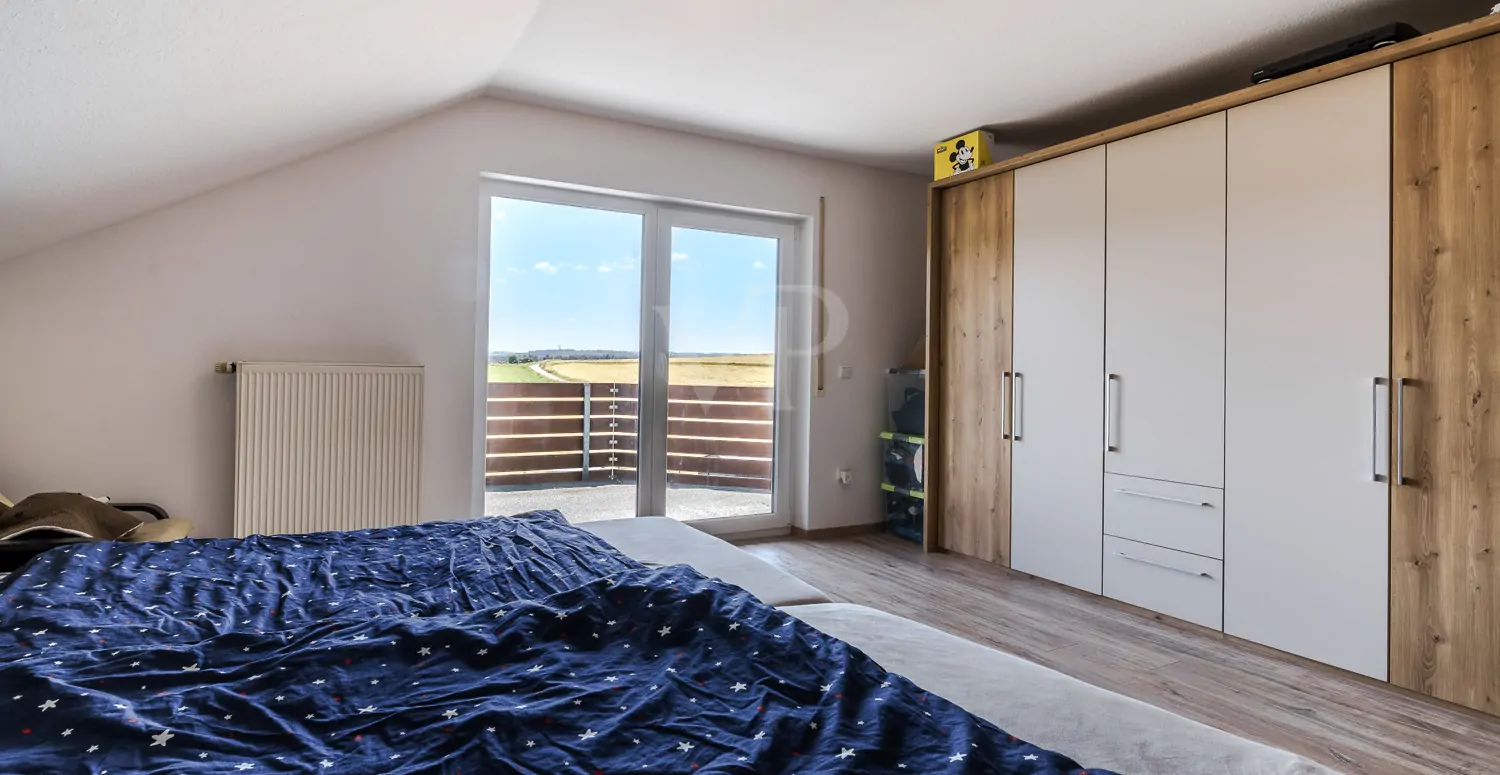 Schlafzimmer mit Balkon und Fernblick