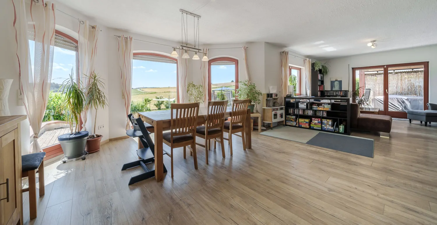 Essbereich mit Blick ins Grüne