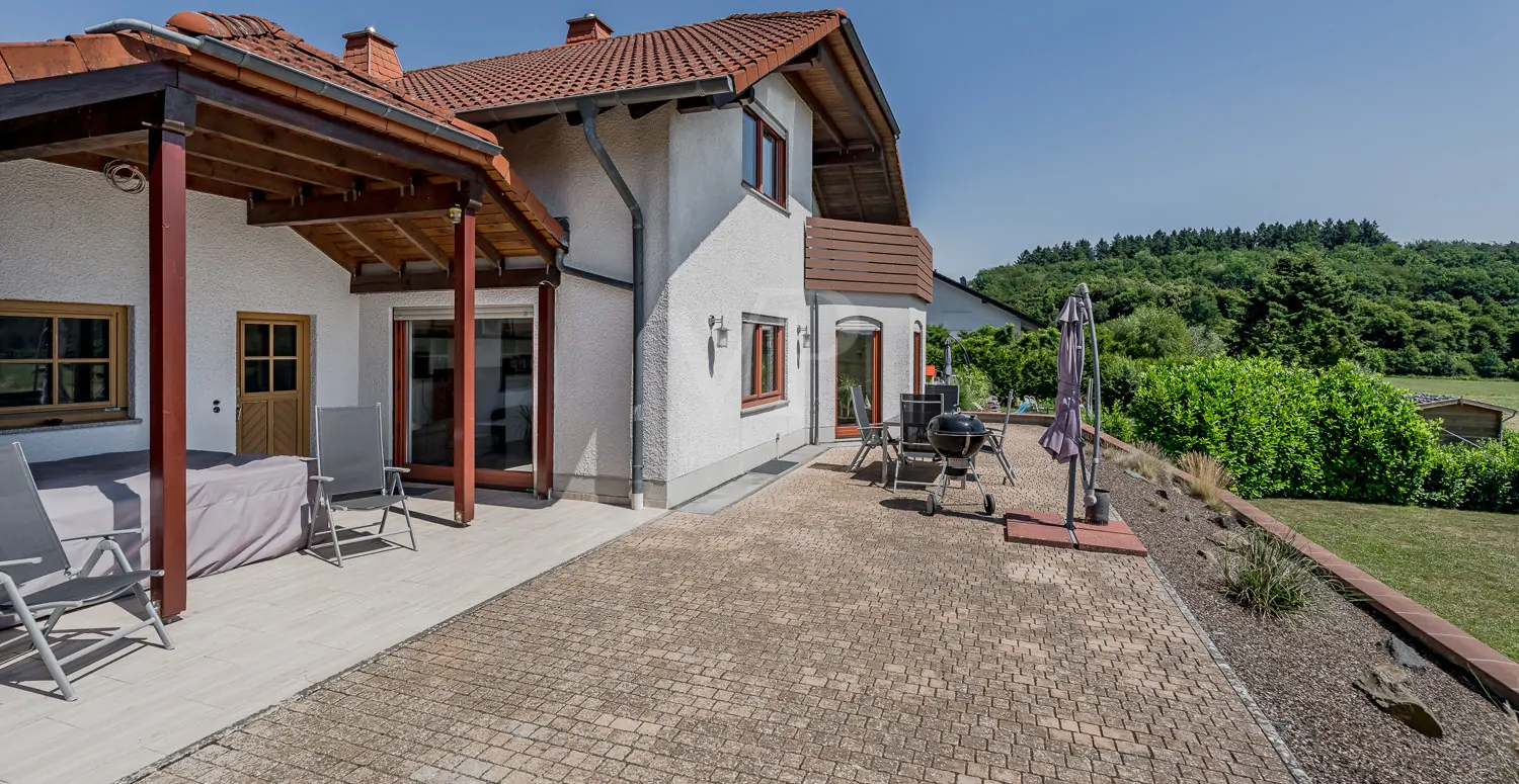 Teilweise überdachte Terrasse