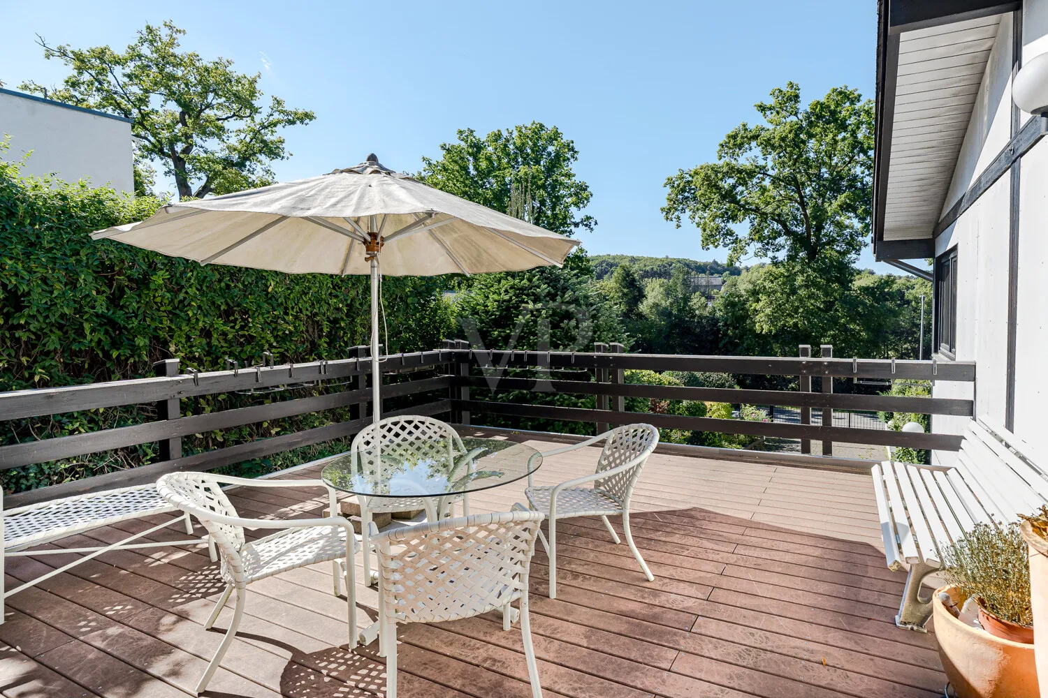 Sonnenbalkon Strassenseite