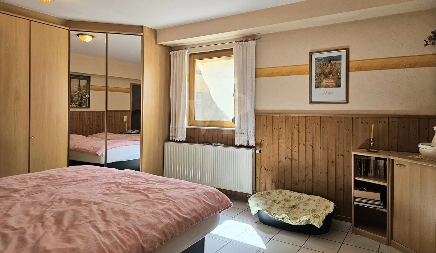 Geräumiges Schlafzimmer UG