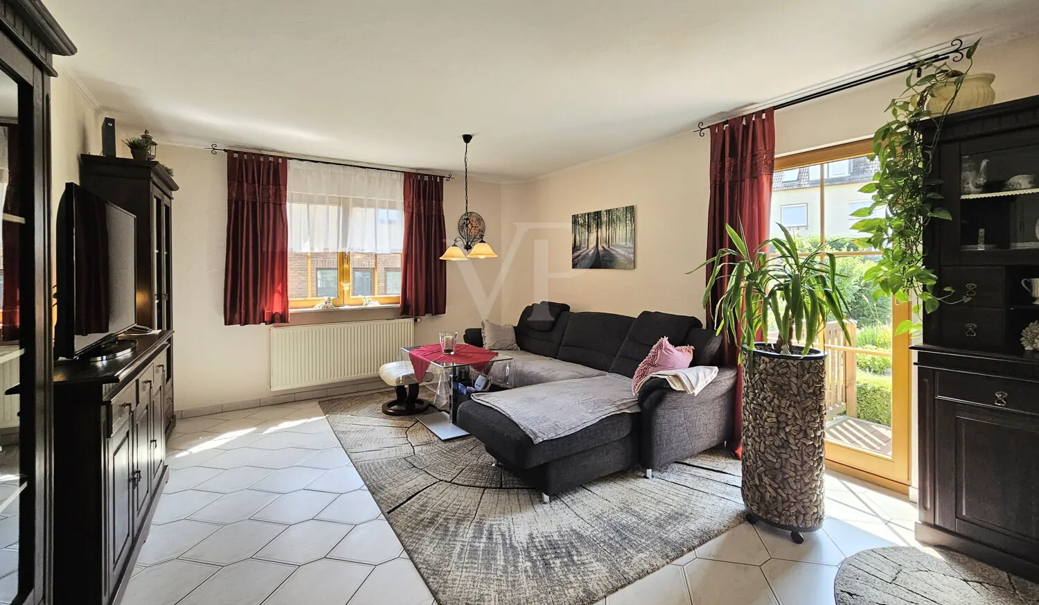 Heller Wohnbereich mit Zugang zum Garten