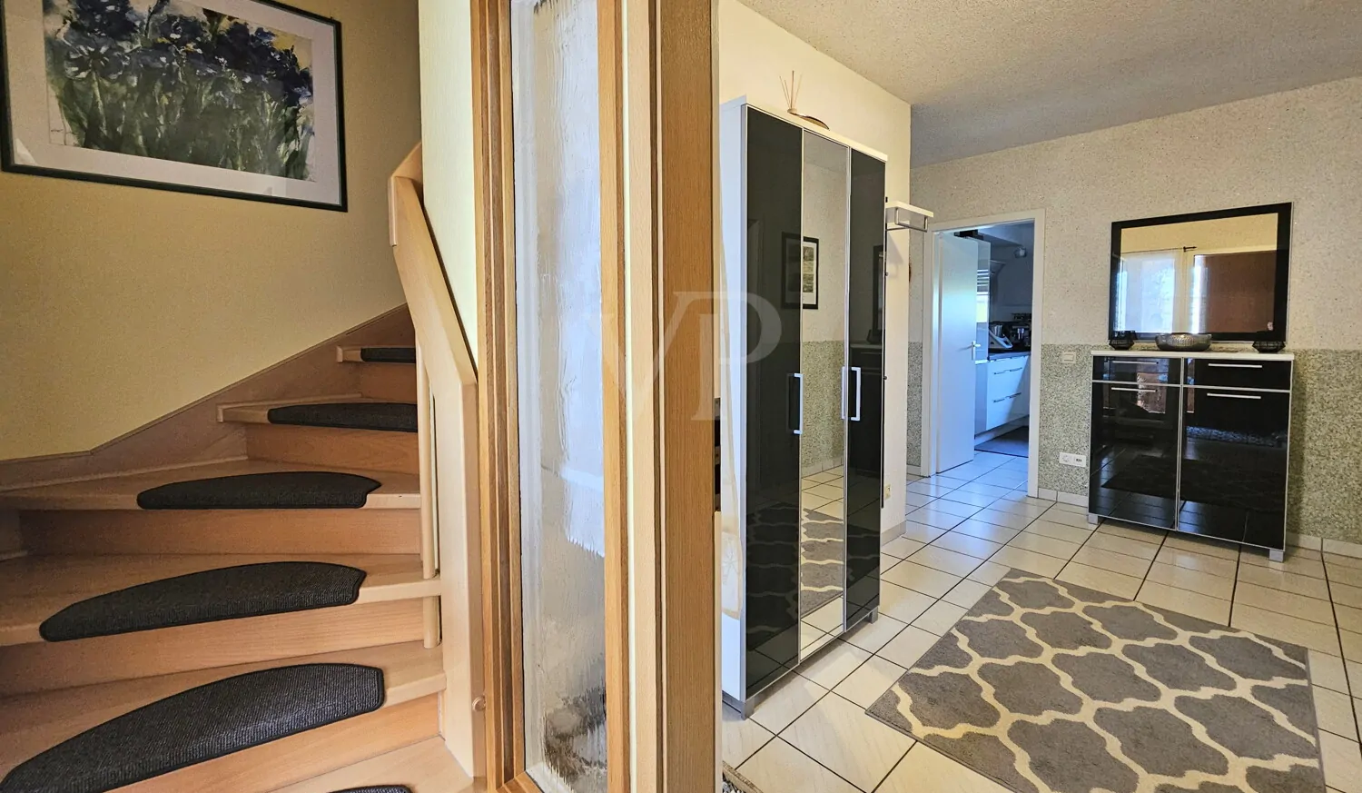 Treppenhaus und Eingang zur Wohnung im EG