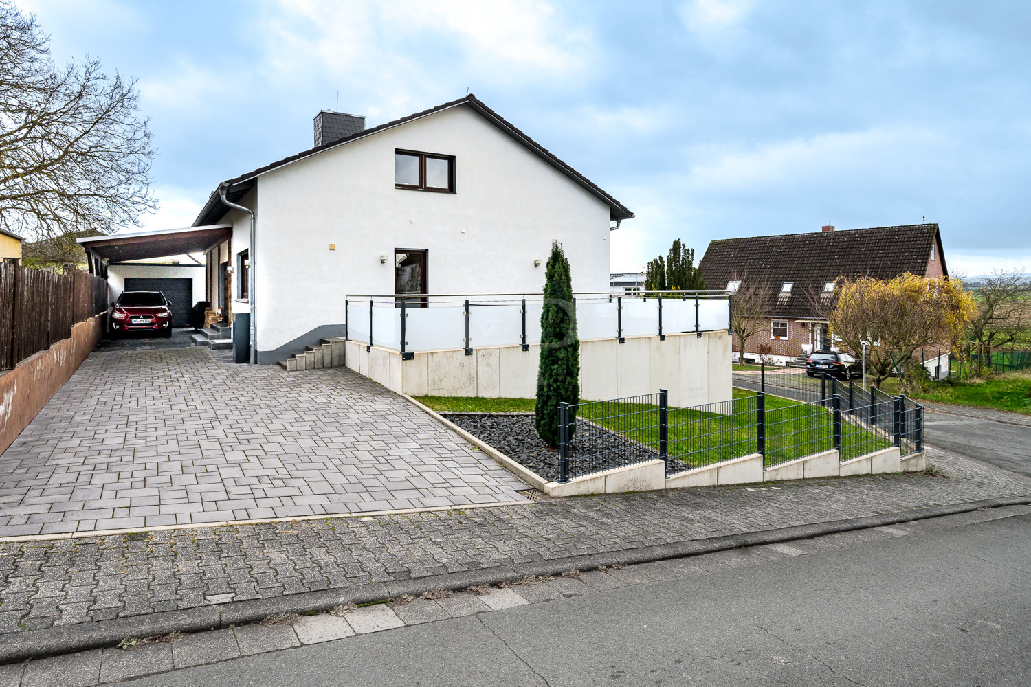 Hofeinfahrt mit Carport