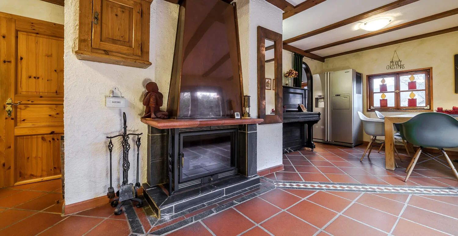 Kamin mit Kupferplatte