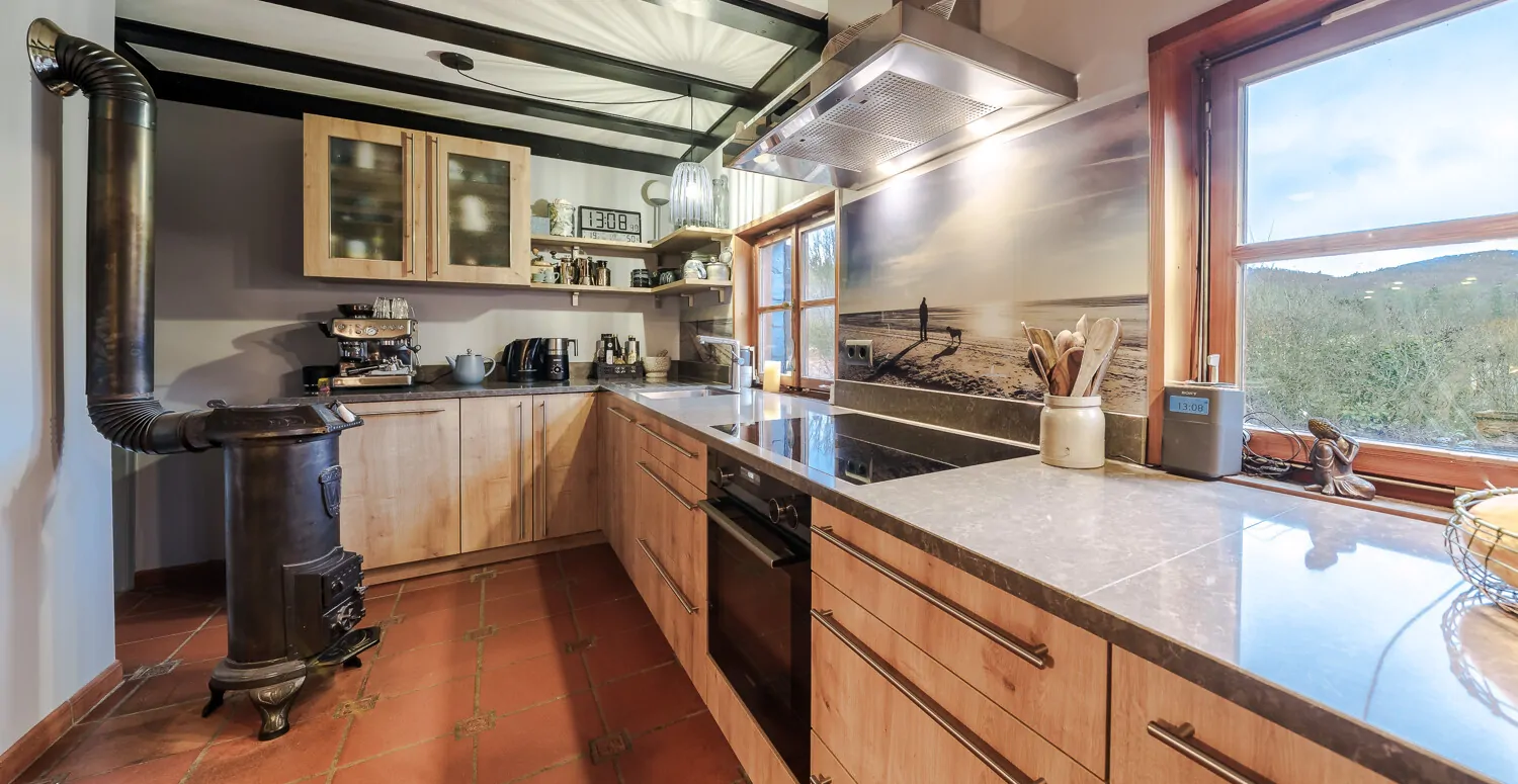 Einbauküche mit Kaminofen