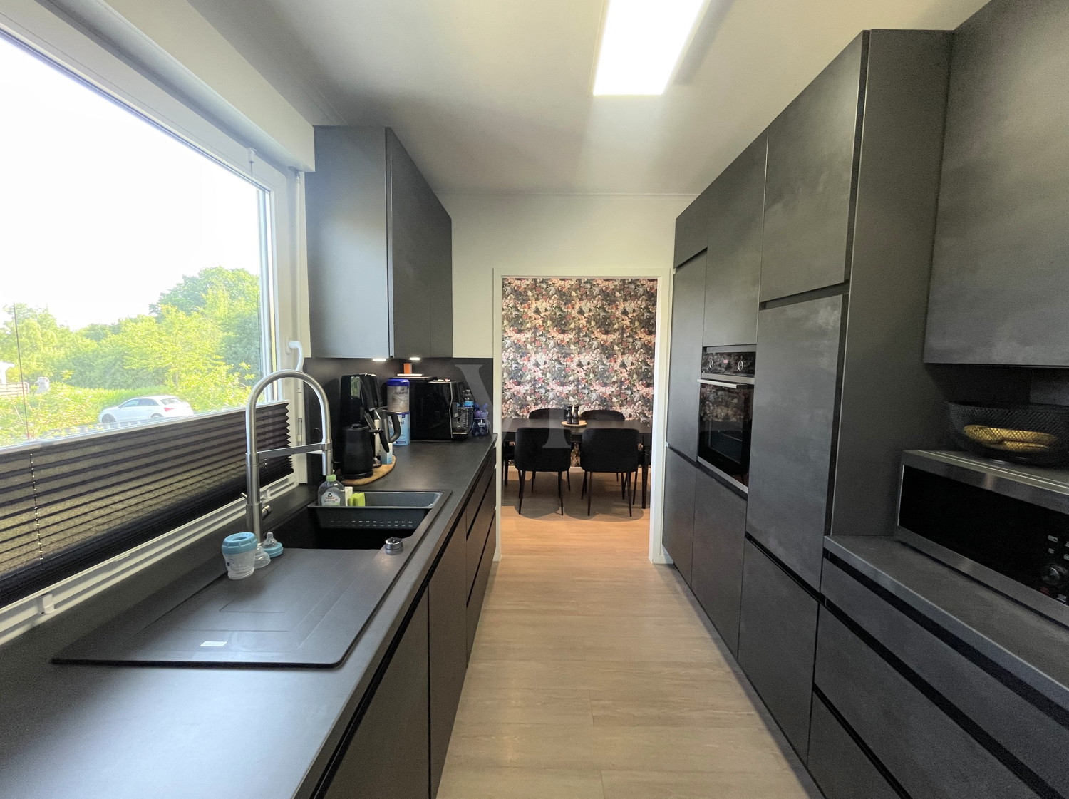 Küche mit Blick zum Essbereich