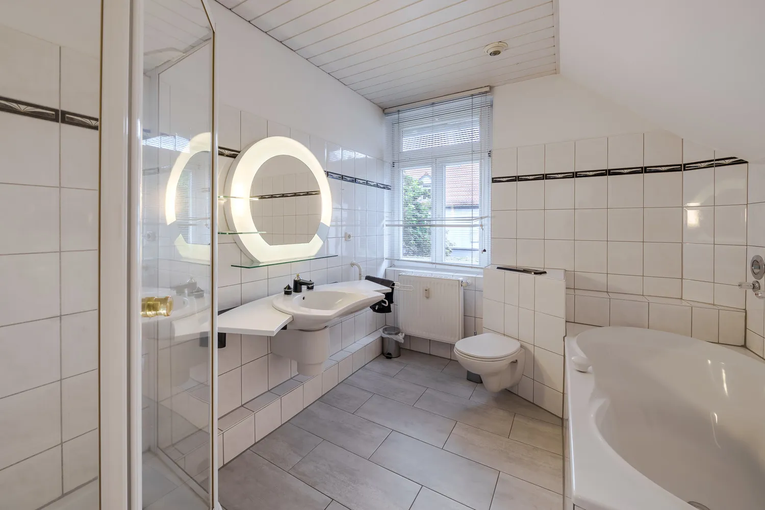 Großes Wannen-/Duschbad OG