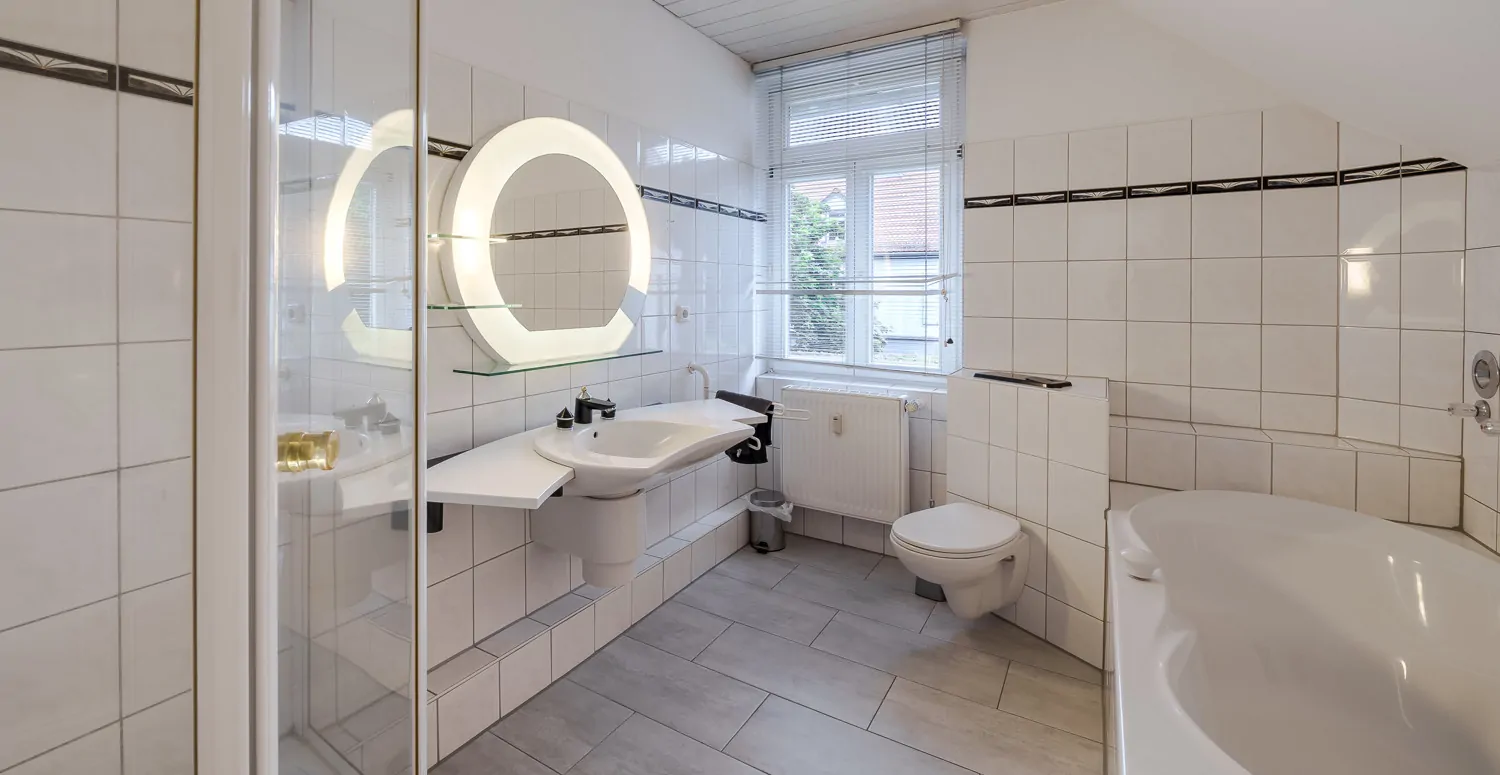 Großes Wannen-/Duschbad OG