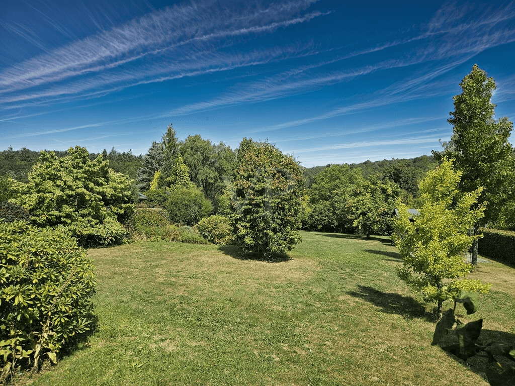 Gartenparadies mit Waldblick