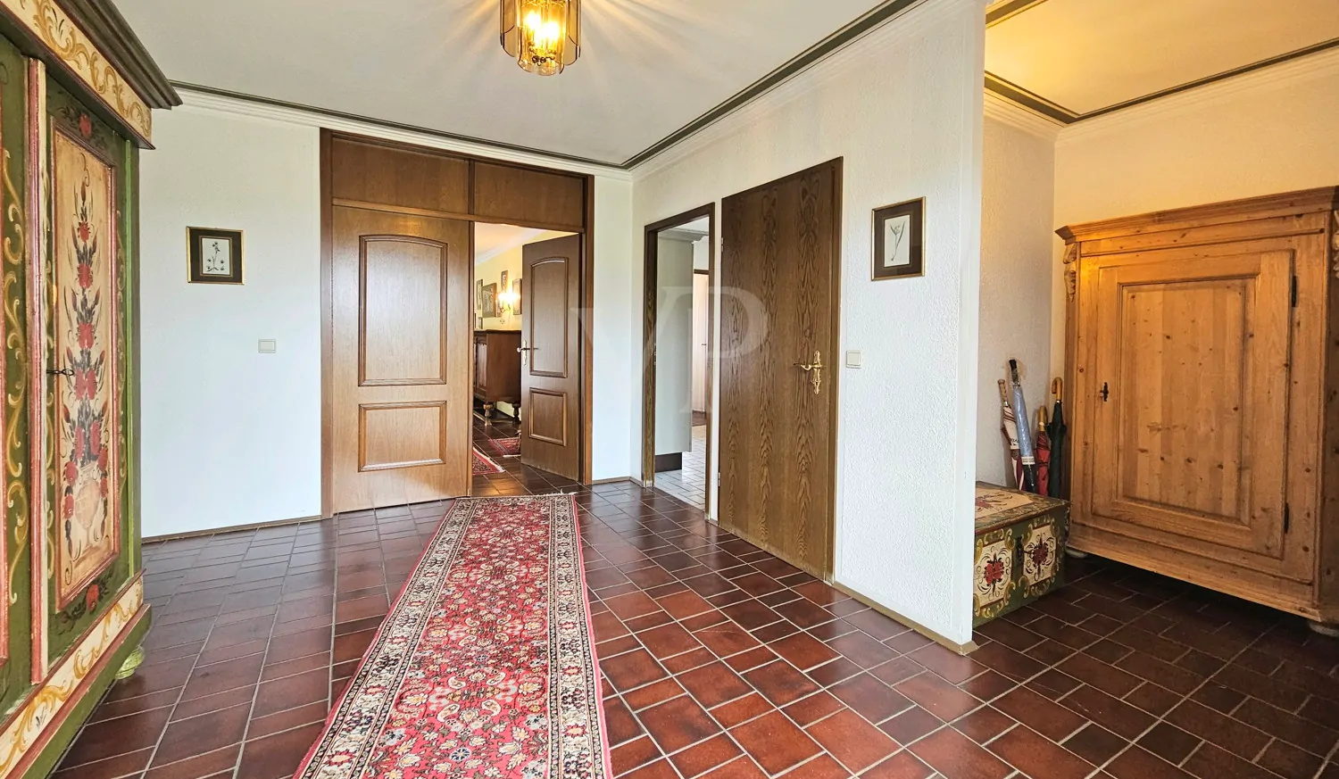 Großzügige Diele mit Treppenabgang zum Einliegerbereich