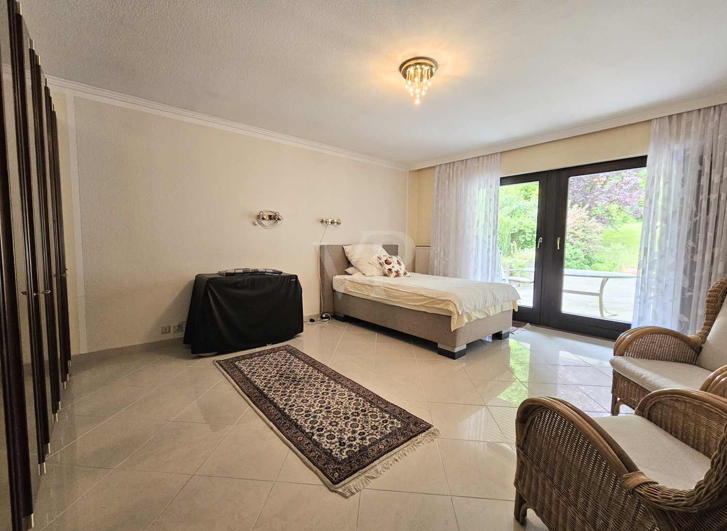 Schlafzimmer mit Zugang zur Terrasse