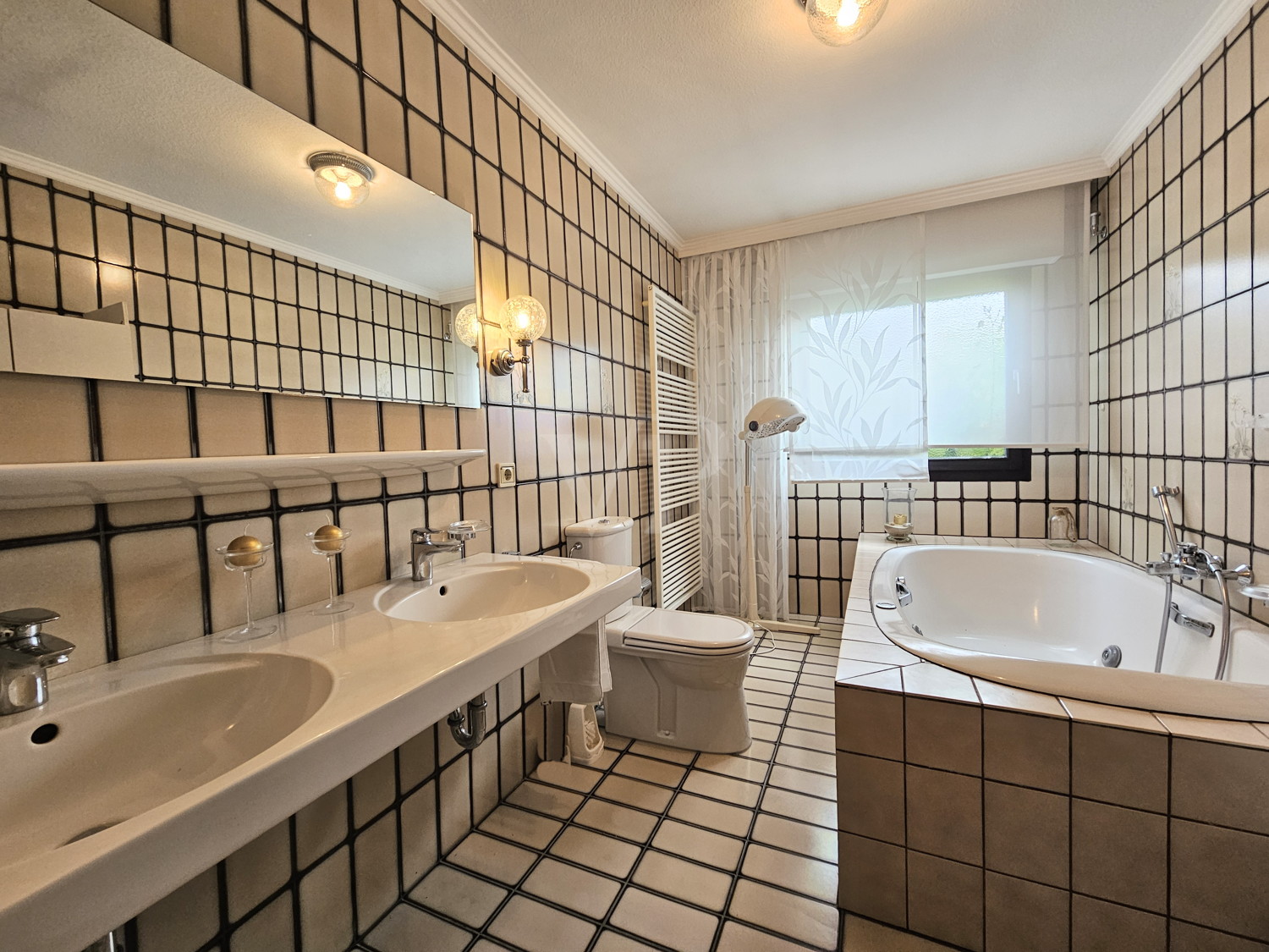 Tageslichtbad mit Whirlpoolbadewanne