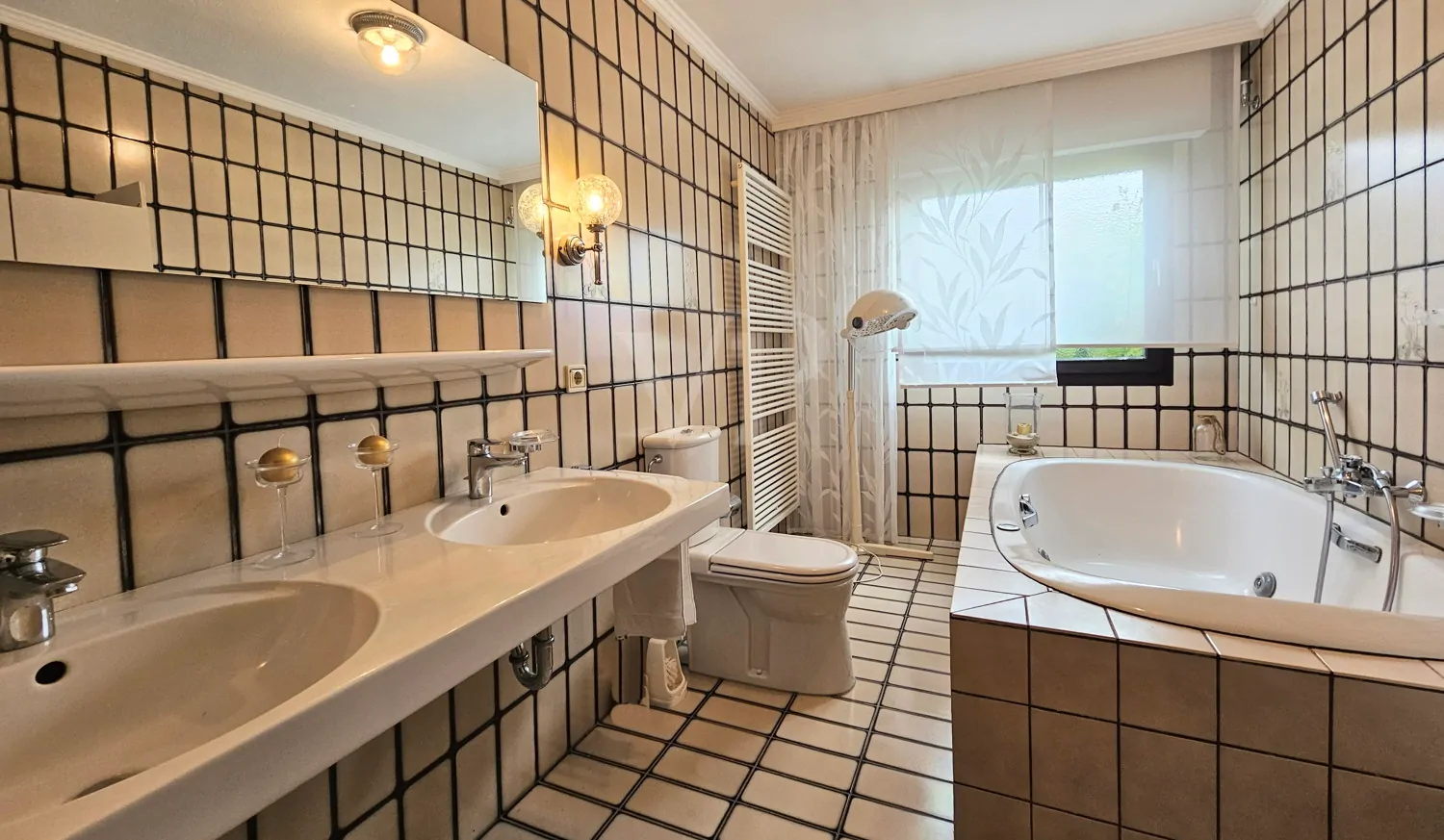 Tageslichtbad mit Whirlpoolbadewanne