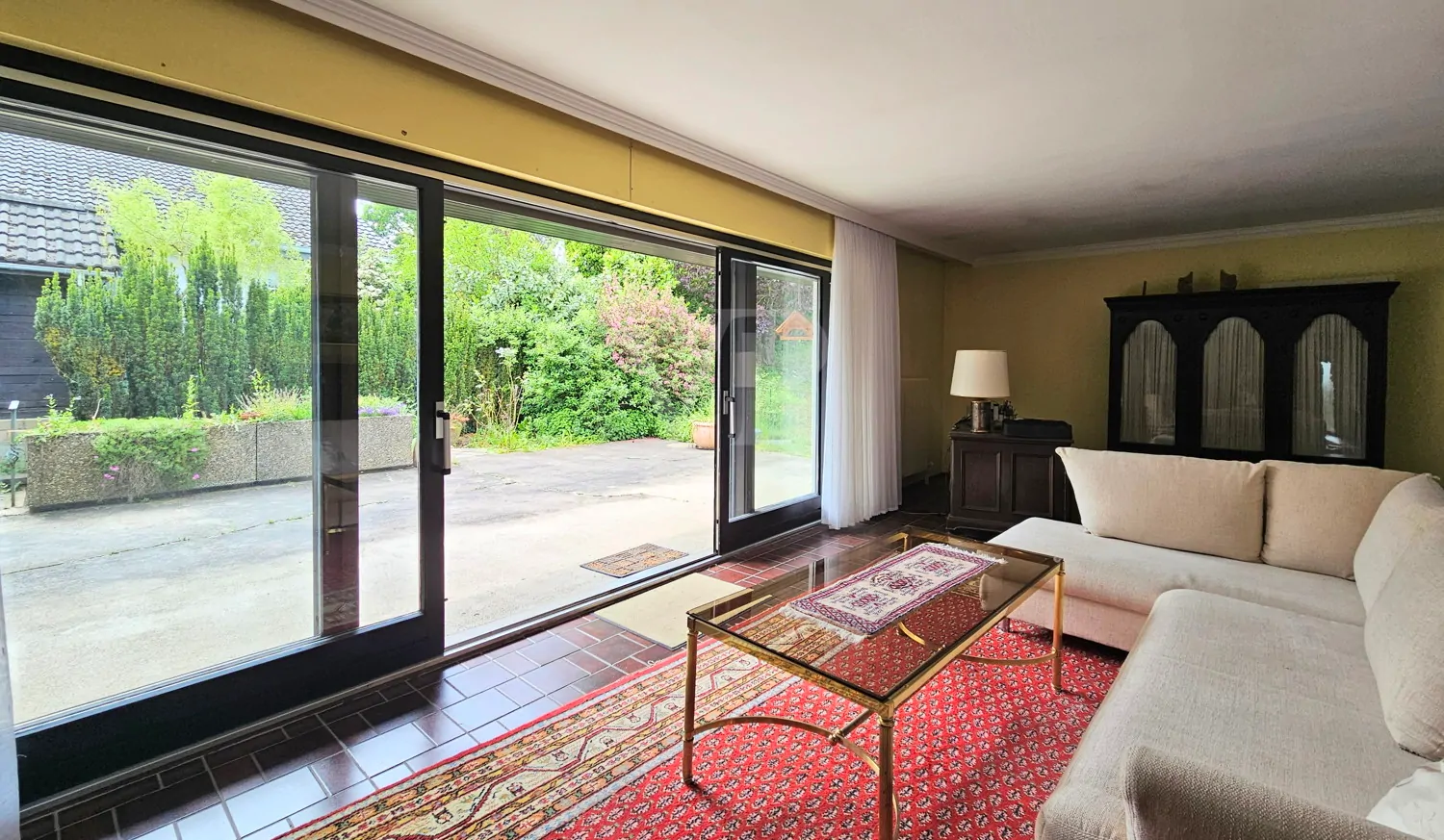 Zugang zur teilweise überdachten Terrasse