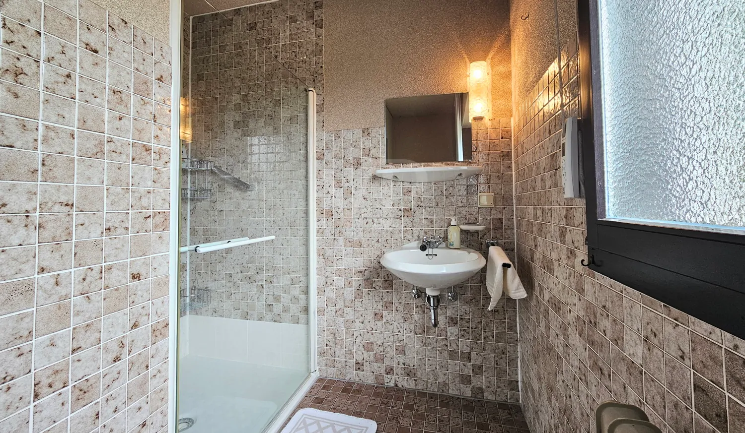 Gäste-Bad mit bodentiefer Dusche