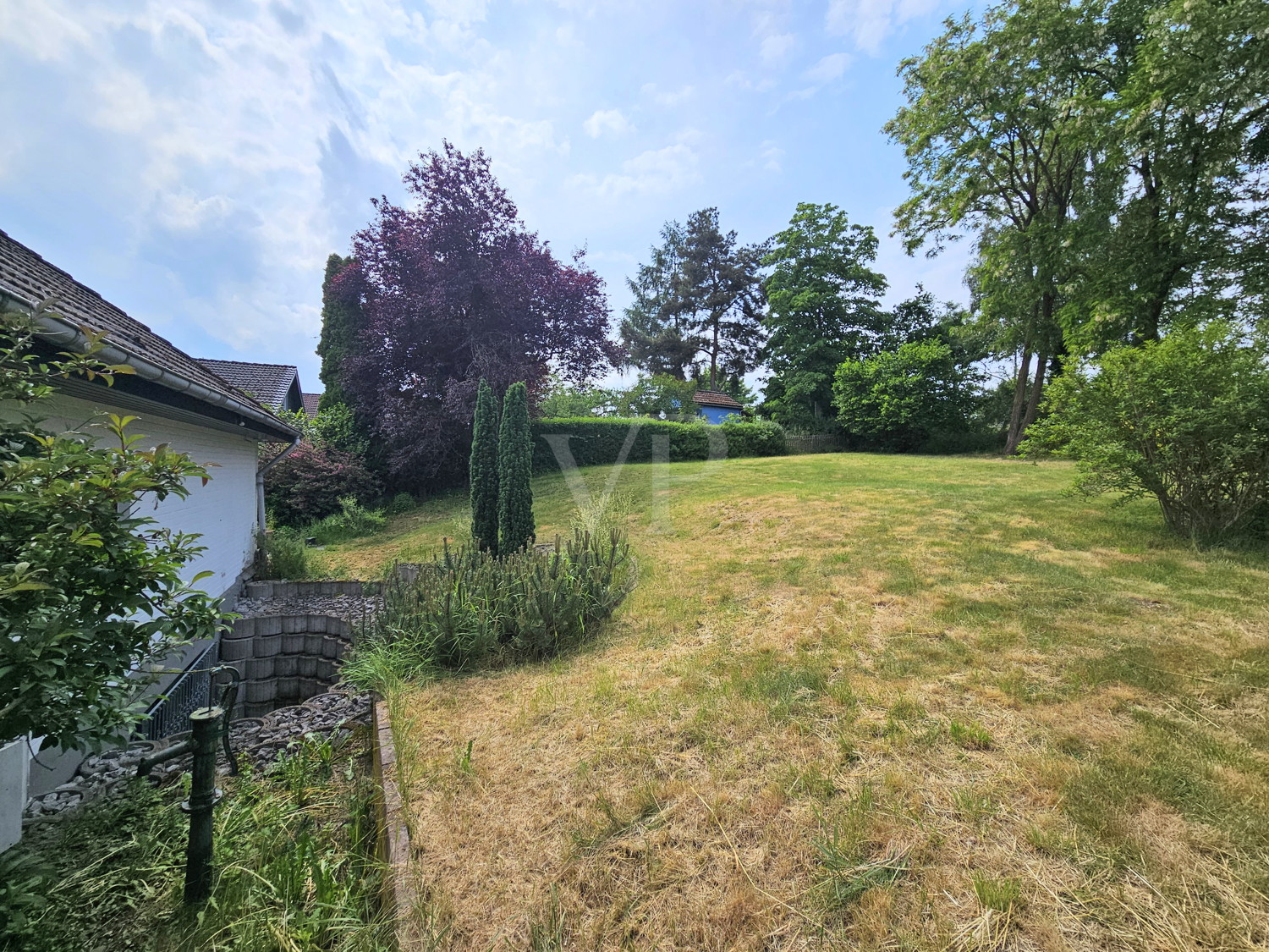 Ansprechender Garten mit direkter Feldrandlage