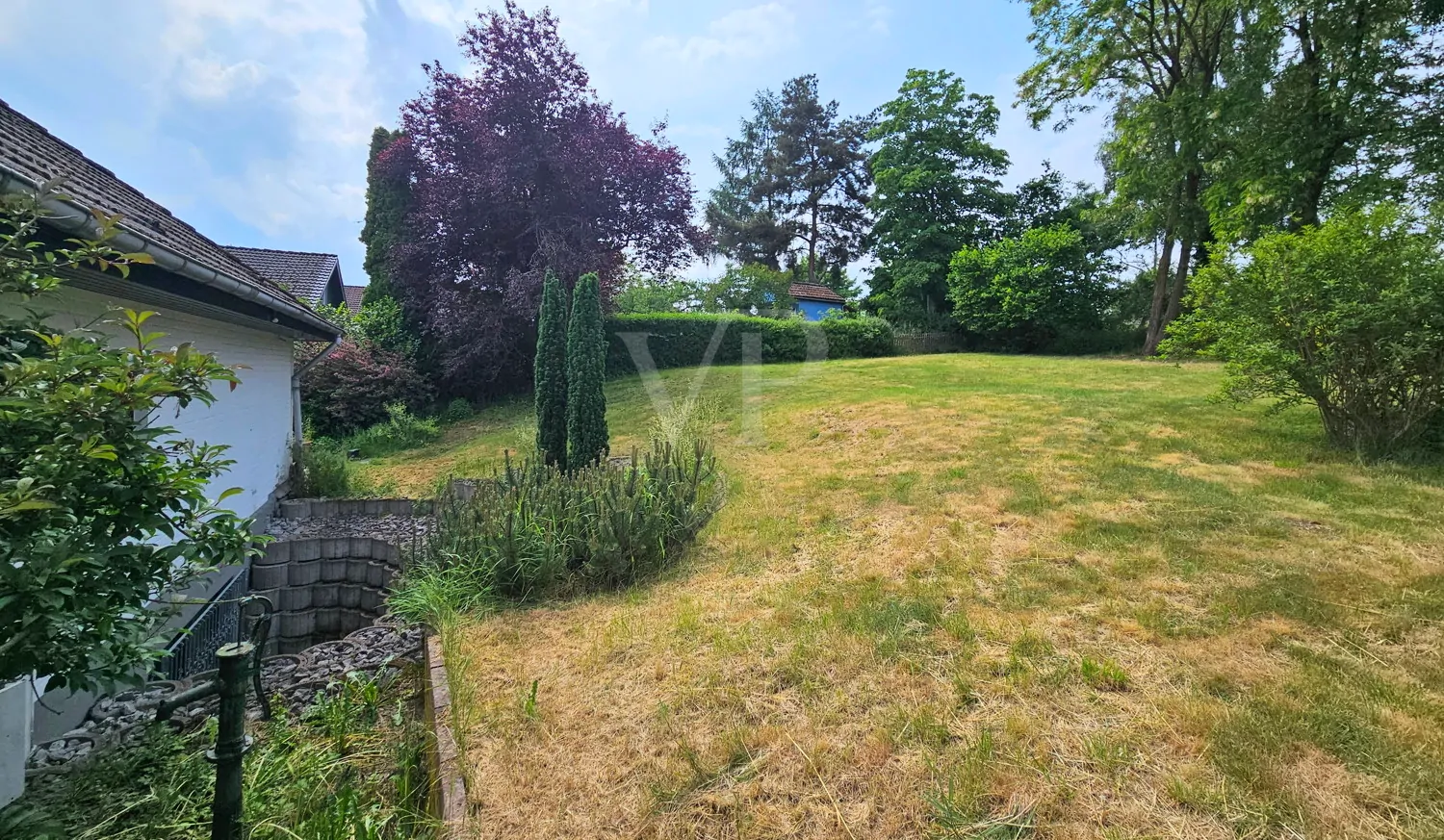 Ansprechender Garten mit direkter Feldrandlage