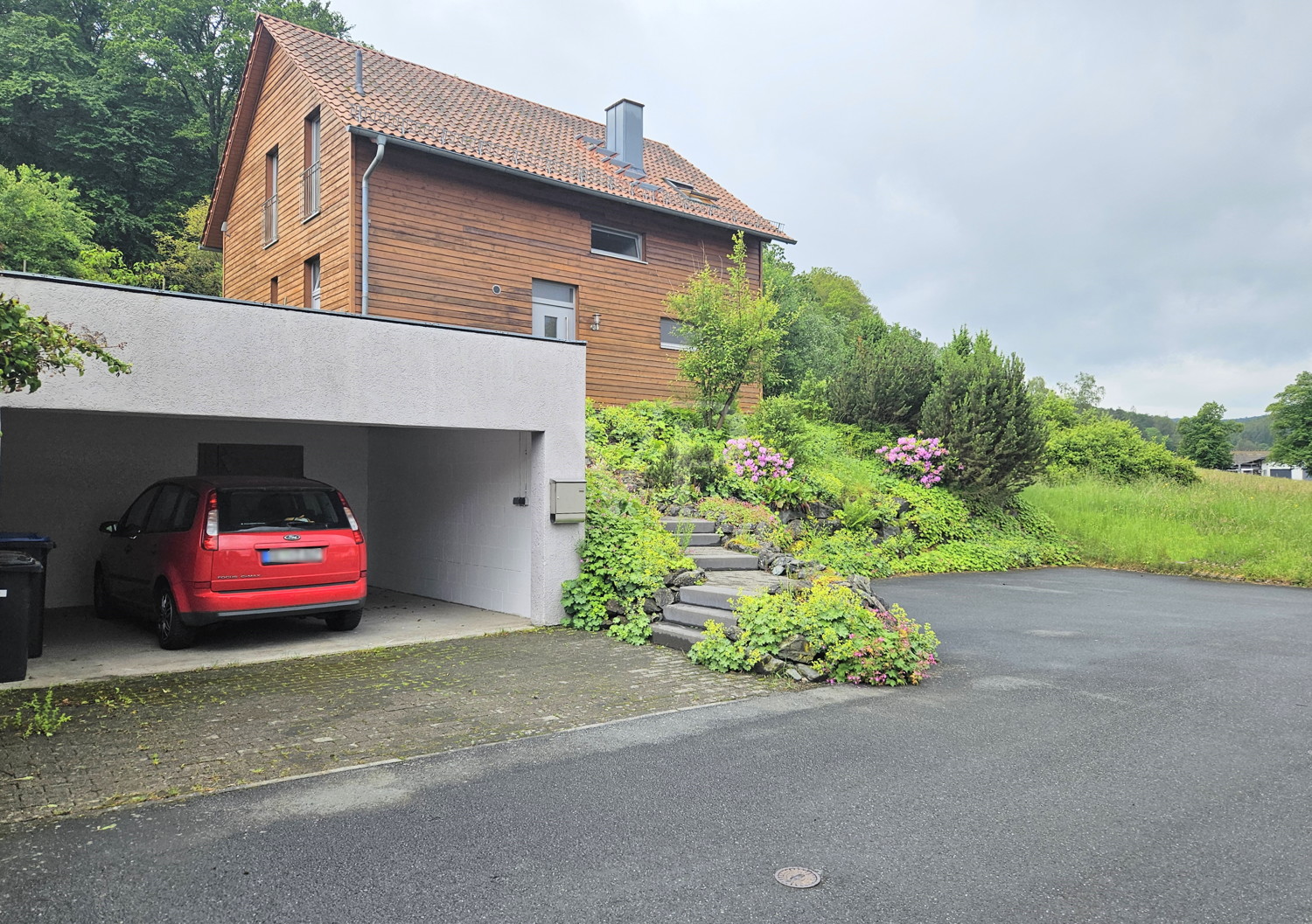 Großzügige Garage mit Abstellraum