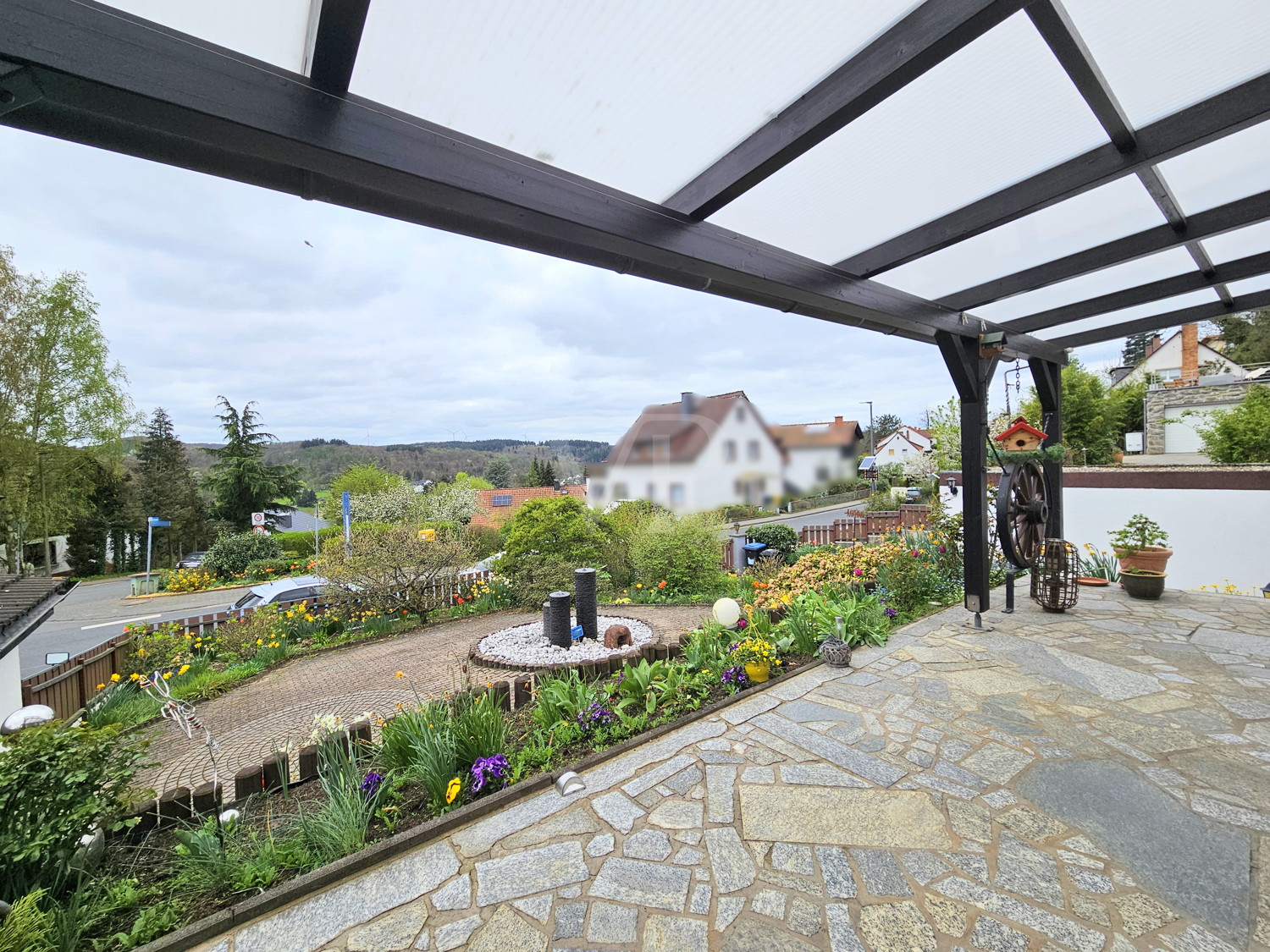 überdachte Terrasse mit Fernblick