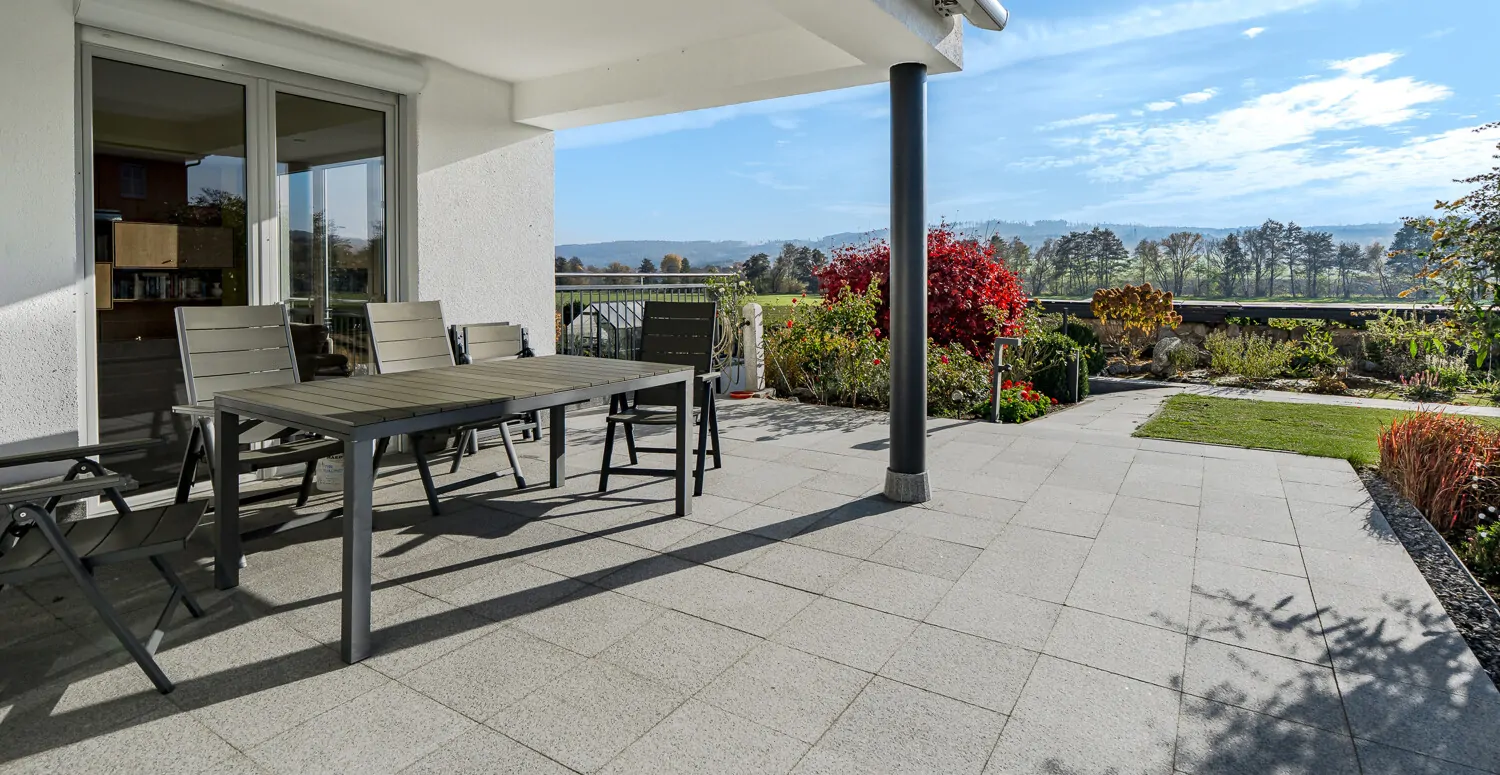 Große Gartenterrasse