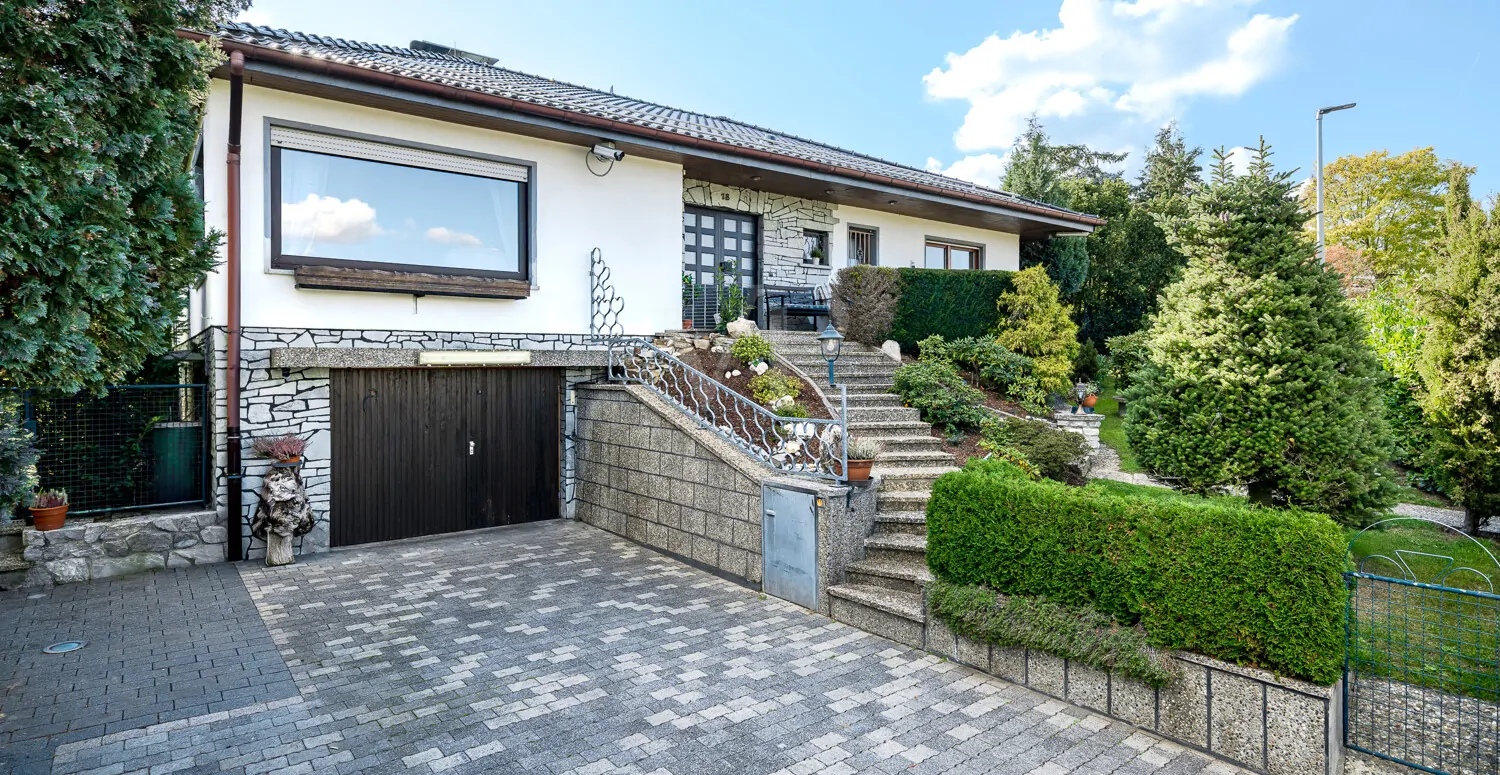 Einfahrt zur großzügigen Garage