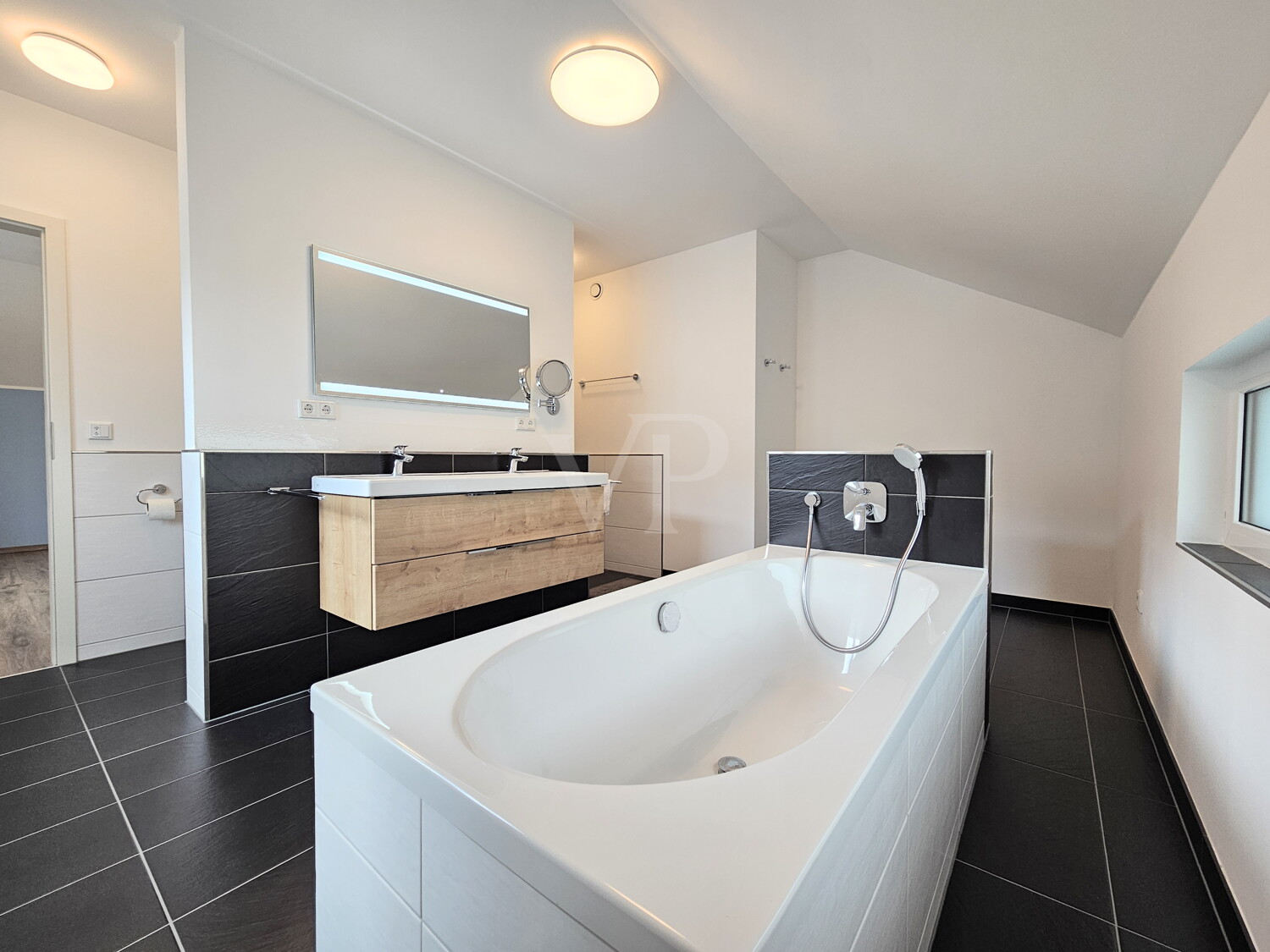 Masterbad mit freistehender Badewanne