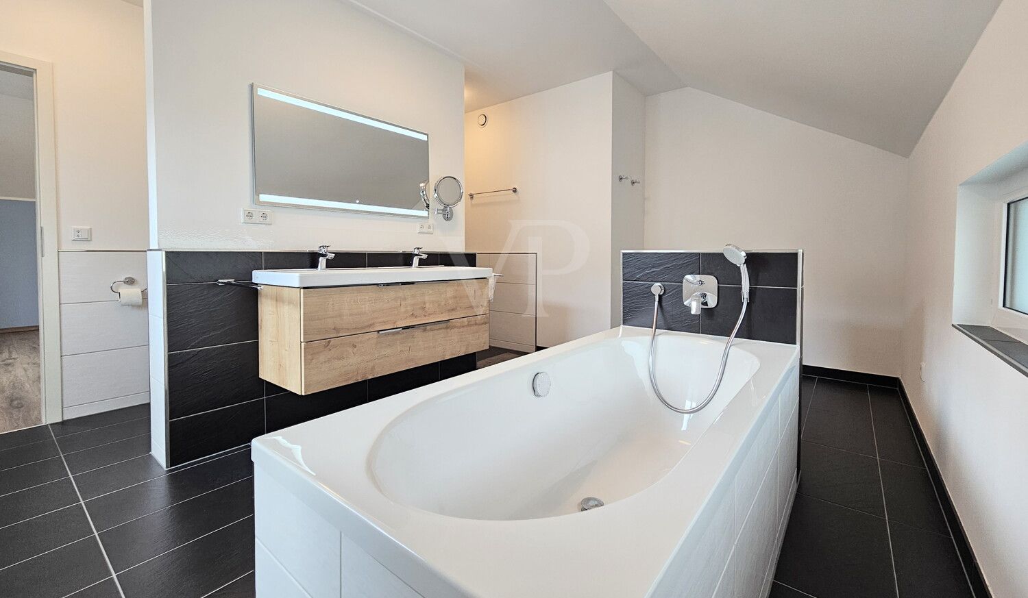 Masterbad mit freistehender Badewanne