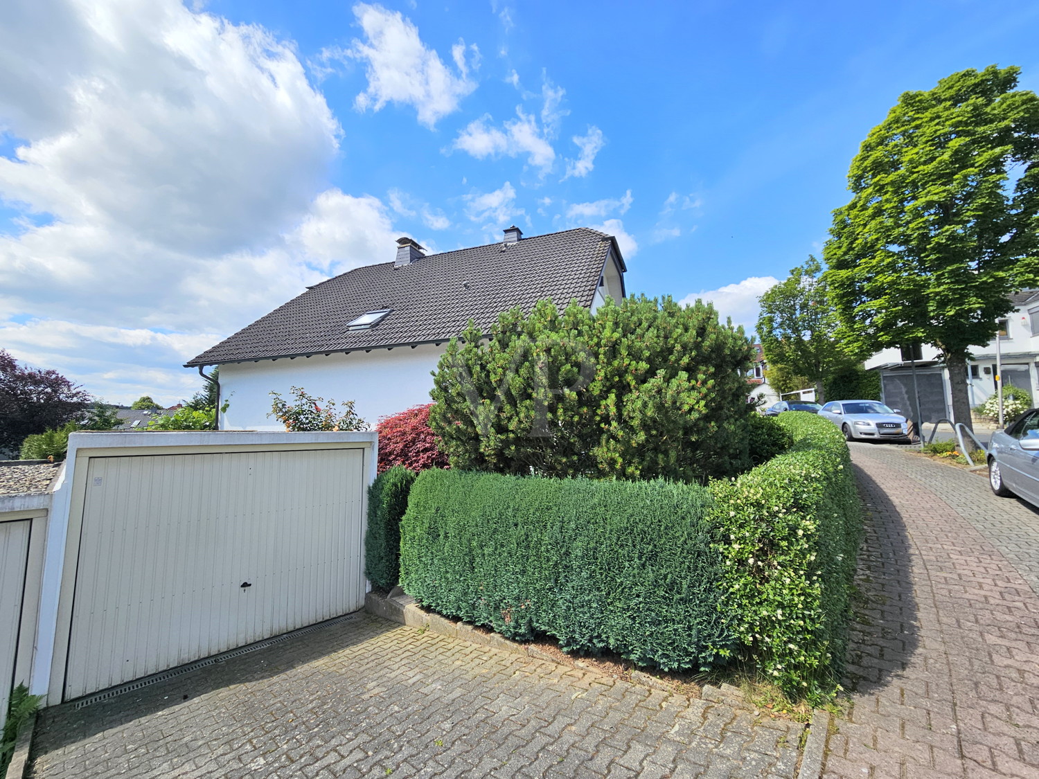 Garage mit Stellplatz zur linken DHH