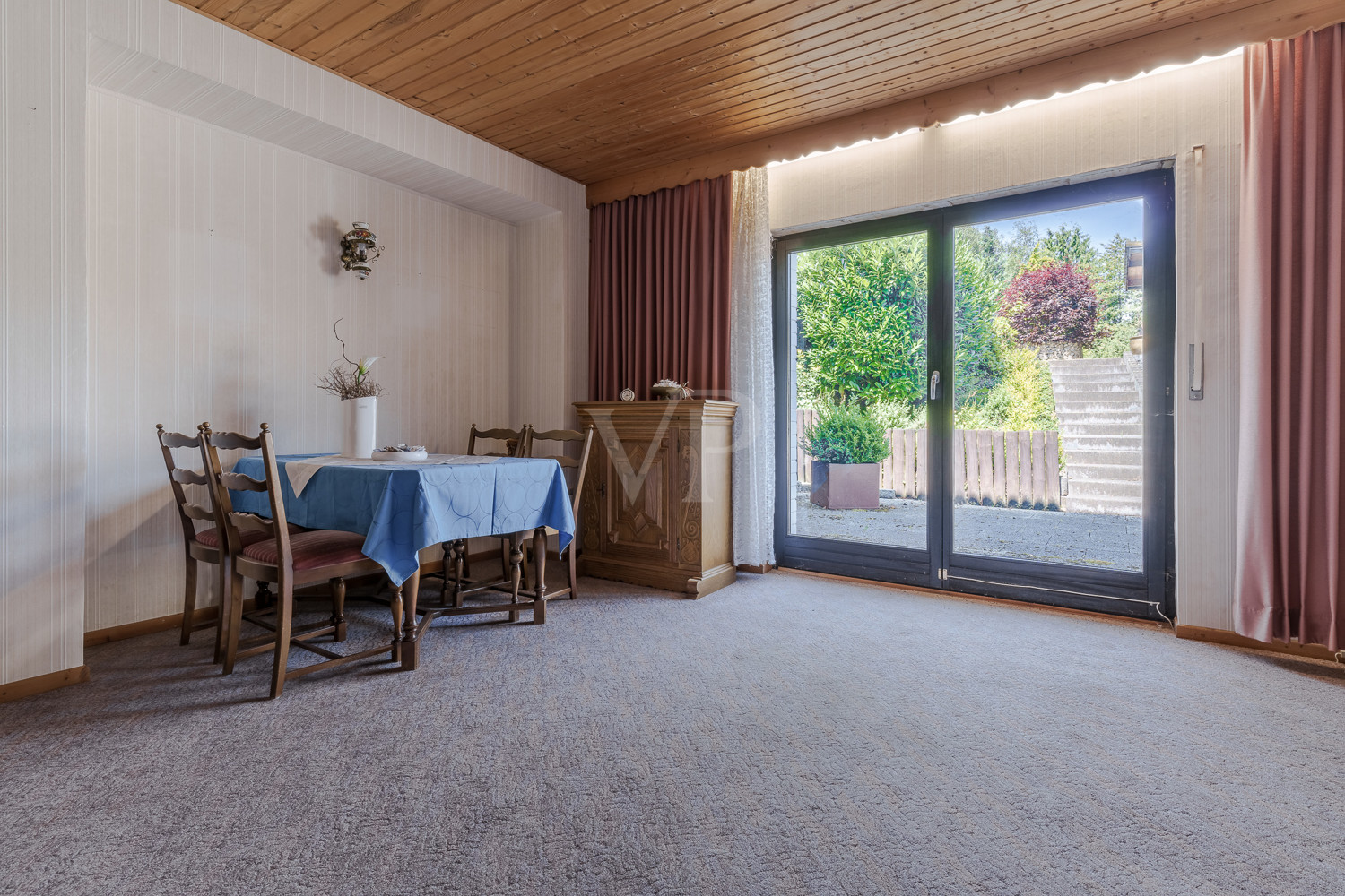 Flexibel nutzbares Zimmer mit Terrasse im UG