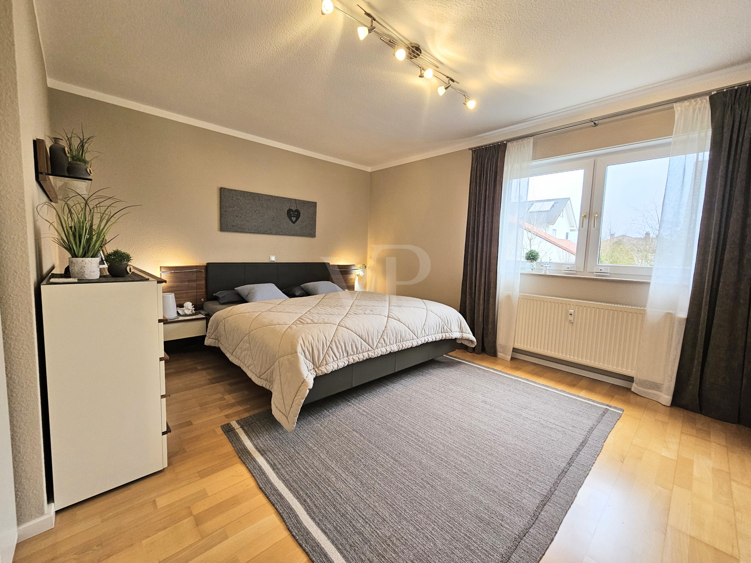 Großzügiges Schlafzimmer