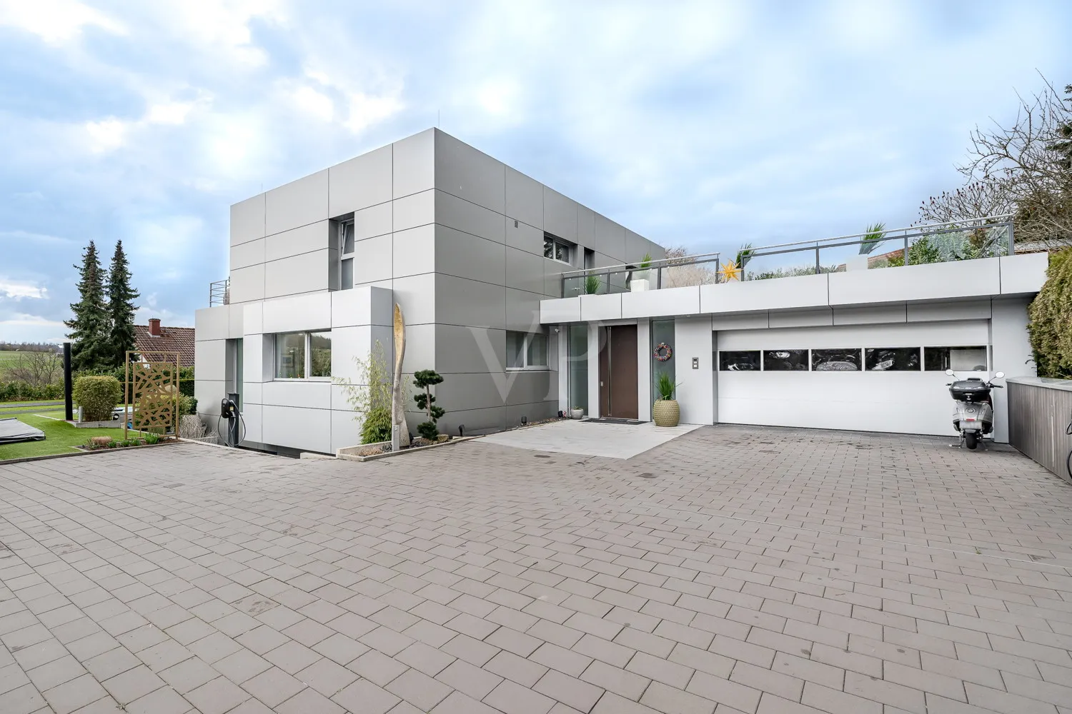 Zufahrt zum Haus mit Platz für Ihren Fuhrpark