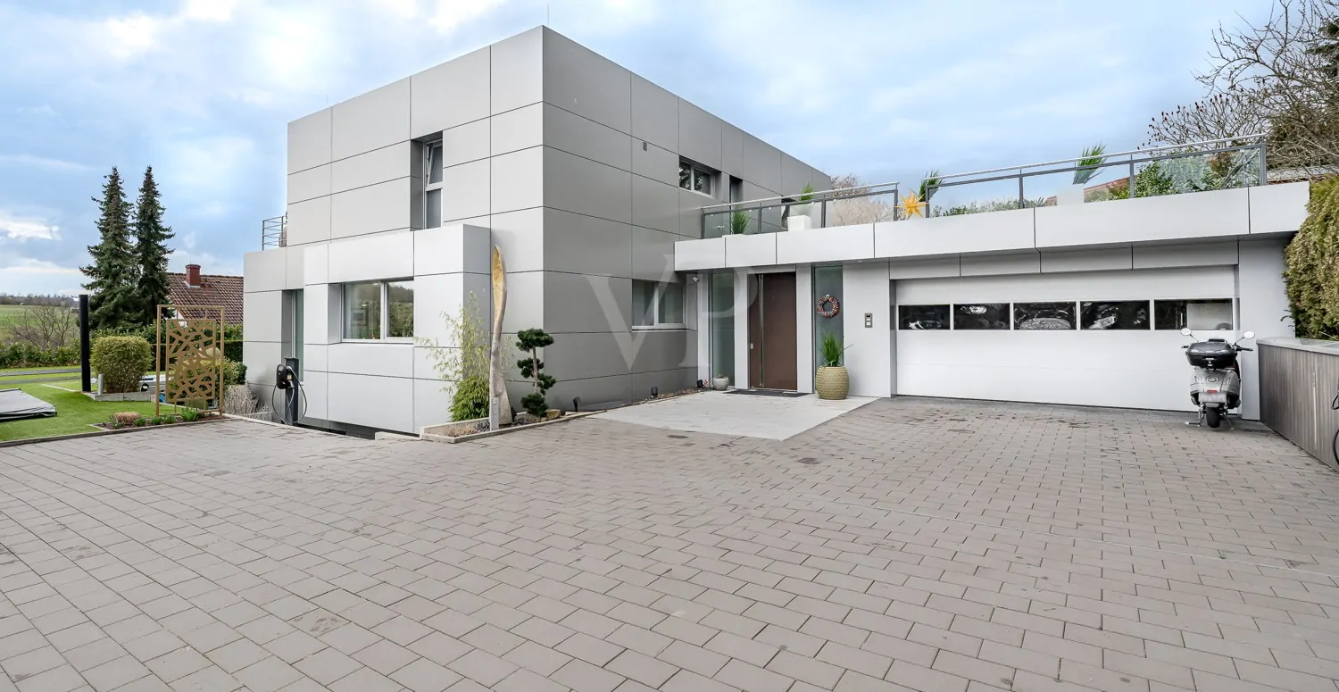 Zufahrt zum Haus mit Platz für Ihren Fuhrpark