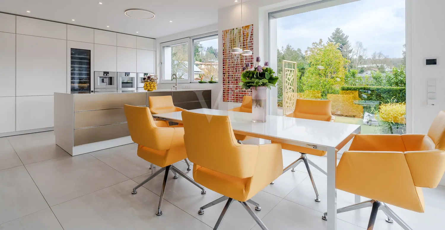 Lichtdurchfluteter Ess- und Küchenbereich