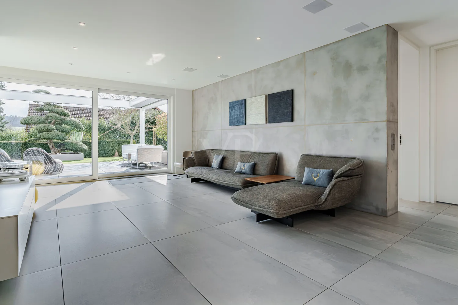 Wohnbereich mit Zugang zur Terrasse