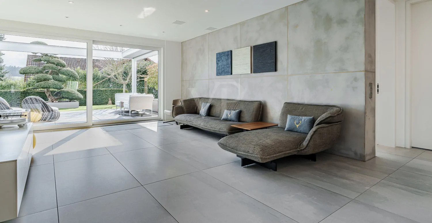 Wohnbereich mit Zugang zur Terrasse