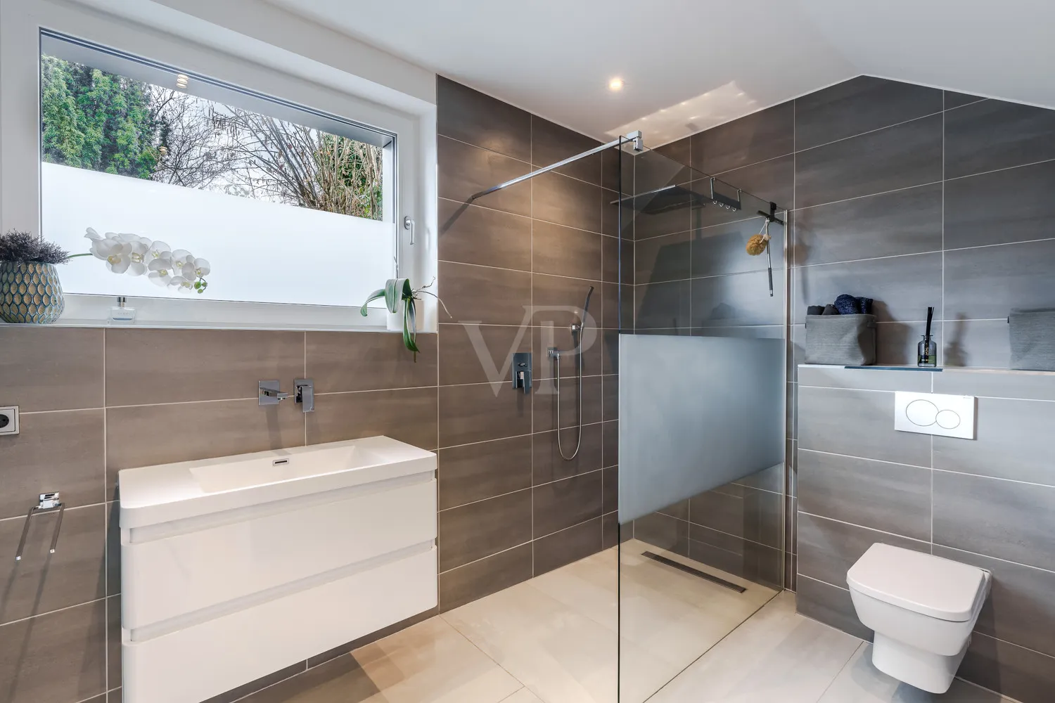 Geräumiges Duschbad im Erdgeschoss