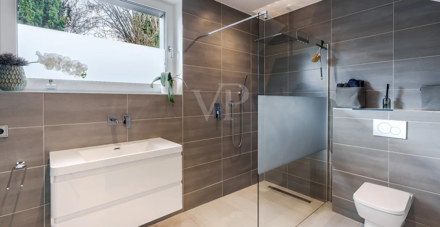 Geräumiges Duschbad im Erdgeschoss