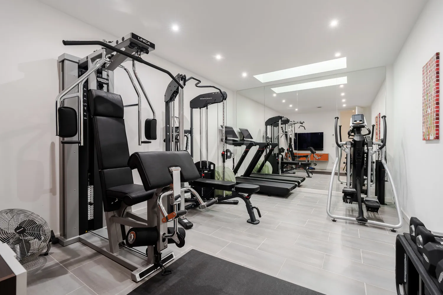 Gut ausgestattetes Fitnessstudio