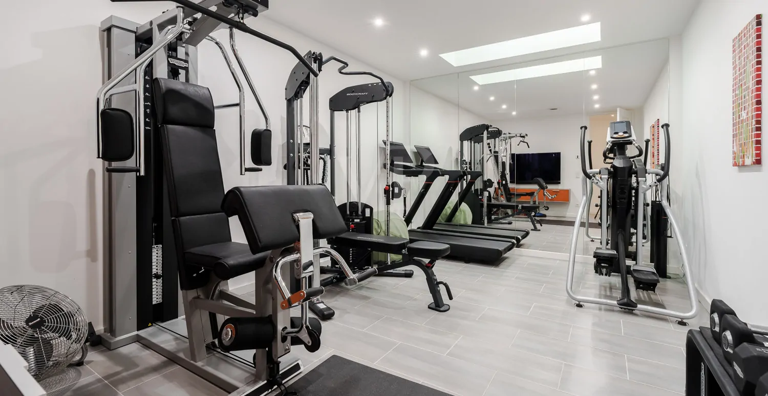 Gut ausgestattetes Fitnessstudio