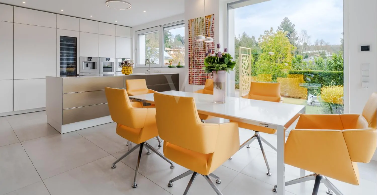 Lichtdurchfluteter Ess- und Küchenbereich