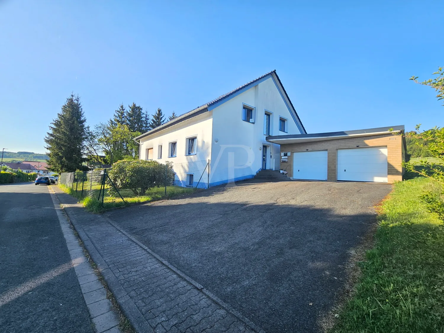 Zugang zum Haus und Garagen