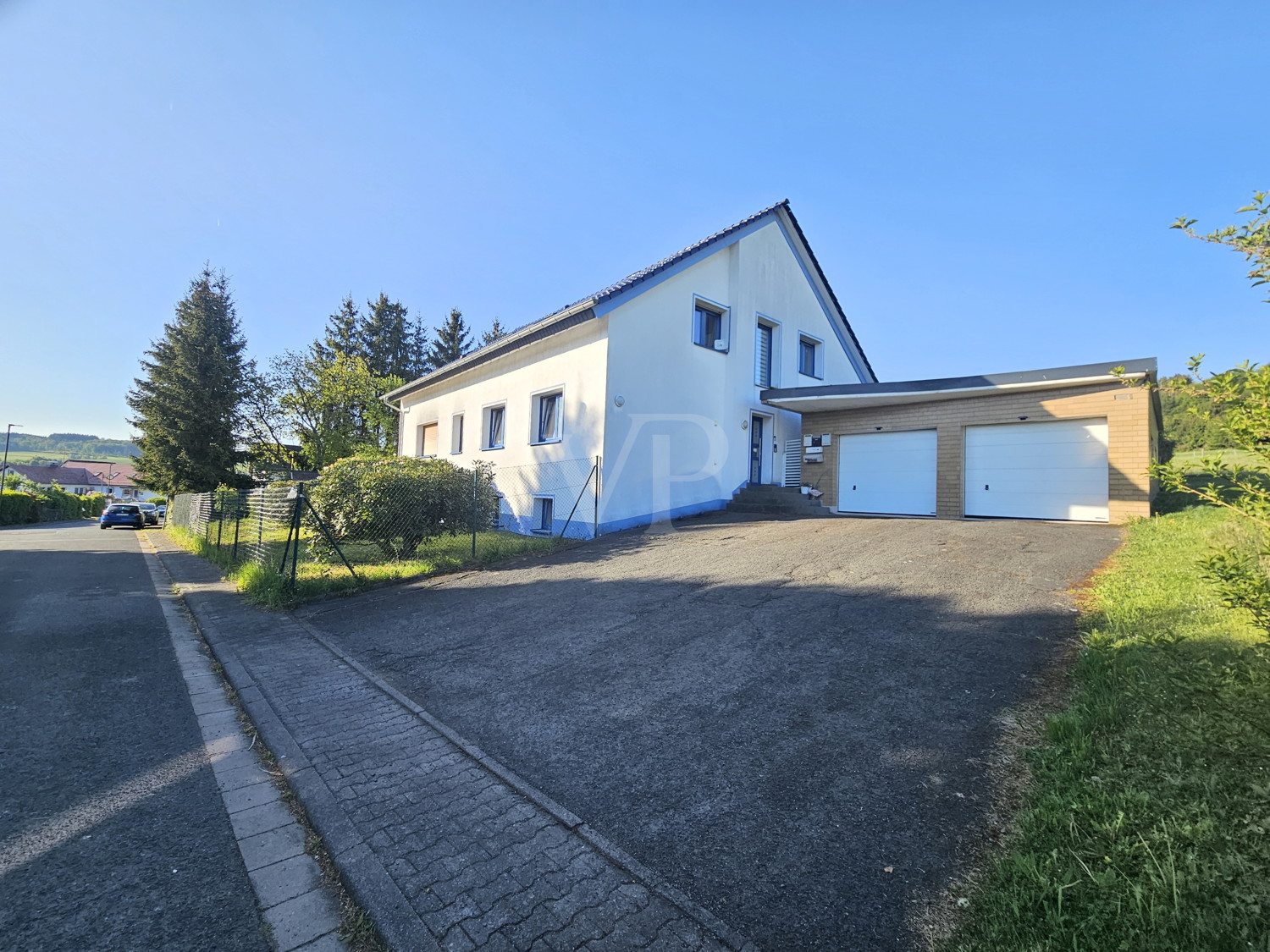 Zugang zum Haus und Garagen